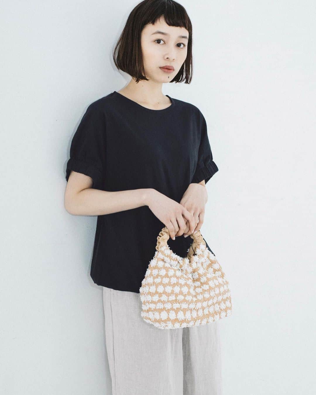 ナチュランさんのインスタグラム写真 - (ナチュランInstagram)「まるくてころん♪かわいいフォルムの【夏バッグ】﻿ ﻿ ころんとした丸みと涼し気な素材が合わさった、さわやかなバッグが到着しました。﻿ ﻿ -----------﻿﻿﻿﻿﻿ ■まるぽてツーカラー(B・ブラック)［PET-2G31-0565-B］﻿﻿ ぽてっとした丸型のふんわりバッグ。かわいらしいフォルムが、ナチュラルな着こなしになじみます。﻿ バックの口には布がついているので、中身が見えないのもうれしいポイント。﻿ ﻿﻿ -----------﻿﻿﻿﻿﻿ ■ベビーラウンドバッグ(ナチュラル)［PET-2G31-0564-A］﻿﻿ ラウンド型の落ち着いた雰囲気が魅力のバッグです。縁取りとフリンジの配色が大人っぽく、清涼感のある印象に。﻿ ﻿ -----------﻿﻿﻿﻿﻿ ■結晶パッチオーバルバッグ(A・ホワイト)［PET-2G31-0566-A］﻿﻿ 手織りの生地を細かくカットし、パッチワークのようにつなげたバッグ。風合い豊かなスラブ糸を横目に使用し、存在感のあるデザインです。﻿ ﻿ -----------﻿﻿﻿﻿﻿ ■ラインドットバッグ(A・ネイビー)［ANV-2G31-0201-A］﻿﻿ ドット模様の生地を使った、涼しげな印象の手提げトートバッグです。収納力があり、長財布やスマートフォン、小さめのポーチなどが入ります。﻿ ﻿ ﻿-----------﻿﻿﻿﻿﻿ ■アバカレザートート(C・エメラルドグリーン)［WBK-2G18-1088-C］﻿﻿ 強度の高いマニラ麻とも呼ばれるアバカ素材で編んだカゴバッグは、ナチュラルな表情と鮮やかなカラーで、一気に夏らしい装いに。﻿ ﻿﻿ ------------------------------﻿﻿﻿﻿﻿ ﻿﻿ ▶️お買いものは写真内のタグをタップしてくださいね。﻿ またはプロフィールからもナチュランへリンクしています。→@natulan_official﻿﻿﻿﻿﻿ ﻿﻿ ▶️写真内のタグは、販売中でも消えている場合がございます。﻿ ぜひ、ナチュランの検索窓から、商品コード又は商品名を、検索してみてくださいね。﻿﻿﻿﻿﻿ ﻿﻿ ▶️プロフィール画面では、季節のおすすめ商品や、再入荷情報をご紹介しています。﻿ ぜひ、ご覧くださいませ。→@natulan_official﻿﻿﻿﻿﻿ ﻿﻿﻿﻿﻿ -----------﻿﻿﻿﻿﻿ #lifewear #fashion #今日のコーデ #コーディネート #ファッション #ナチュラル #ナチュラン #natulan #日々の暮らし #暮らしを楽しむ #シンプルライフ #シンプルコーデ #シンプル #春夏コーデ #大人女子 #大人コーデ #ナチュラルコーデ #かご #暮らしの道具 #ワンピースコーデ #バッグ#かごバッグ #初夏コーデ#kakatoo @kakatoo_official #enakuam @enakuam_official #anjouchouette @anjouchouette_official @307.gunns」5月15日 12時02分 - natulan_official