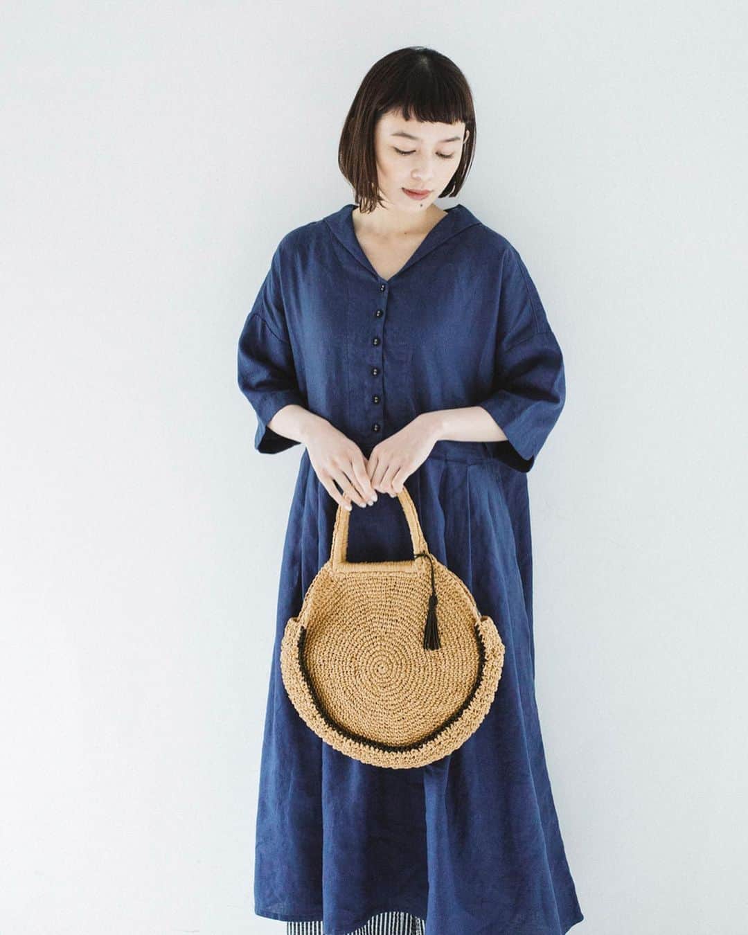 ナチュランさんのインスタグラム写真 - (ナチュランInstagram)「まるくてころん♪かわいいフォルムの【夏バッグ】﻿ ﻿ ころんとした丸みと涼し気な素材が合わさった、さわやかなバッグが到着しました。﻿ ﻿ -----------﻿﻿﻿﻿﻿ ■まるぽてツーカラー(B・ブラック)［PET-2G31-0565-B］﻿﻿ ぽてっとした丸型のふんわりバッグ。かわいらしいフォルムが、ナチュラルな着こなしになじみます。﻿ バックの口には布がついているので、中身が見えないのもうれしいポイント。﻿ ﻿﻿ -----------﻿﻿﻿﻿﻿ ■ベビーラウンドバッグ(ナチュラル)［PET-2G31-0564-A］﻿﻿ ラウンド型の落ち着いた雰囲気が魅力のバッグです。縁取りとフリンジの配色が大人っぽく、清涼感のある印象に。﻿ ﻿ -----------﻿﻿﻿﻿﻿ ■結晶パッチオーバルバッグ(A・ホワイト)［PET-2G31-0566-A］﻿﻿ 手織りの生地を細かくカットし、パッチワークのようにつなげたバッグ。風合い豊かなスラブ糸を横目に使用し、存在感のあるデザインです。﻿ ﻿ -----------﻿﻿﻿﻿﻿ ■ラインドットバッグ(A・ネイビー)［ANV-2G31-0201-A］﻿﻿ ドット模様の生地を使った、涼しげな印象の手提げトートバッグです。収納力があり、長財布やスマートフォン、小さめのポーチなどが入ります。﻿ ﻿ ﻿-----------﻿﻿﻿﻿﻿ ■アバカレザートート(C・エメラルドグリーン)［WBK-2G18-1088-C］﻿﻿ 強度の高いマニラ麻とも呼ばれるアバカ素材で編んだカゴバッグは、ナチュラルな表情と鮮やかなカラーで、一気に夏らしい装いに。﻿ ﻿﻿ ------------------------------﻿﻿﻿﻿﻿ ﻿﻿ ▶️お買いものは写真内のタグをタップしてくださいね。﻿ またはプロフィールからもナチュランへリンクしています。→@natulan_official﻿﻿﻿﻿﻿ ﻿﻿ ▶️写真内のタグは、販売中でも消えている場合がございます。﻿ ぜひ、ナチュランの検索窓から、商品コード又は商品名を、検索してみてくださいね。﻿﻿﻿﻿﻿ ﻿﻿ ▶️プロフィール画面では、季節のおすすめ商品や、再入荷情報をご紹介しています。﻿ ぜひ、ご覧くださいませ。→@natulan_official﻿﻿﻿﻿﻿ ﻿﻿﻿﻿﻿ -----------﻿﻿﻿﻿﻿ #lifewear #fashion #今日のコーデ #コーディネート #ファッション #ナチュラル #ナチュラン #natulan #日々の暮らし #暮らしを楽しむ #シンプルライフ #シンプルコーデ #シンプル #春夏コーデ #大人女子 #大人コーデ #ナチュラルコーデ #かご #暮らしの道具 #ワンピースコーデ #バッグ#かごバッグ #初夏コーデ#kakatoo @kakatoo_official #enakuam @enakuam_official #anjouchouette @anjouchouette_official @307.gunns」5月15日 12時02分 - natulan_official
