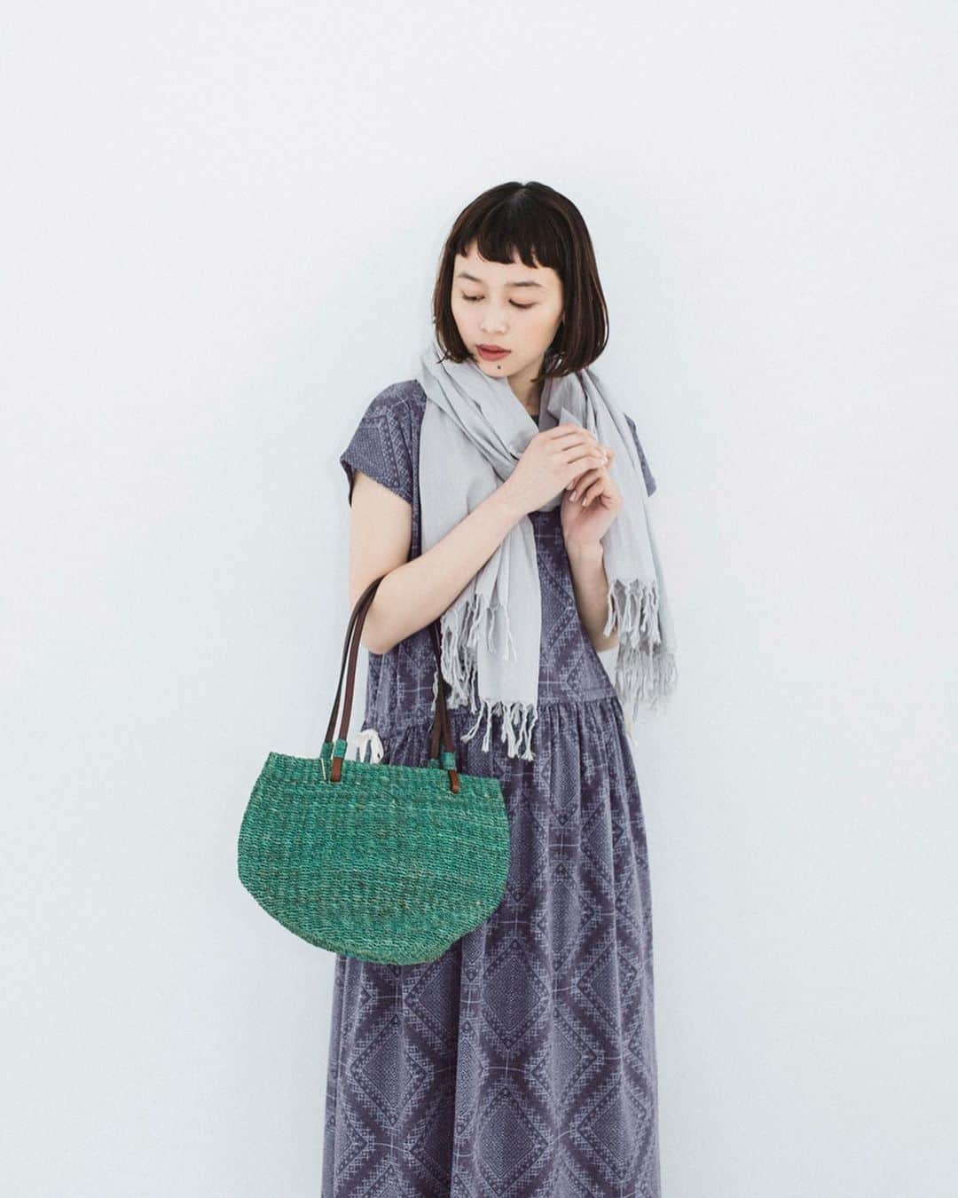 ナチュランさんのインスタグラム写真 - (ナチュランInstagram)「まるくてころん♪かわいいフォルムの【夏バッグ】﻿ ﻿ ころんとした丸みと涼し気な素材が合わさった、さわやかなバッグが到着しました。﻿ ﻿ -----------﻿﻿﻿﻿﻿ ■まるぽてツーカラー(B・ブラック)［PET-2G31-0565-B］﻿﻿ ぽてっとした丸型のふんわりバッグ。かわいらしいフォルムが、ナチュラルな着こなしになじみます。﻿ バックの口には布がついているので、中身が見えないのもうれしいポイント。﻿ ﻿﻿ -----------﻿﻿﻿﻿﻿ ■ベビーラウンドバッグ(ナチュラル)［PET-2G31-0564-A］﻿﻿ ラウンド型の落ち着いた雰囲気が魅力のバッグです。縁取りとフリンジの配色が大人っぽく、清涼感のある印象に。﻿ ﻿ -----------﻿﻿﻿﻿﻿ ■結晶パッチオーバルバッグ(A・ホワイト)［PET-2G31-0566-A］﻿﻿ 手織りの生地を細かくカットし、パッチワークのようにつなげたバッグ。風合い豊かなスラブ糸を横目に使用し、存在感のあるデザインです。﻿ ﻿ -----------﻿﻿﻿﻿﻿ ■ラインドットバッグ(A・ネイビー)［ANV-2G31-0201-A］﻿﻿ ドット模様の生地を使った、涼しげな印象の手提げトートバッグです。収納力があり、長財布やスマートフォン、小さめのポーチなどが入ります。﻿ ﻿ ﻿-----------﻿﻿﻿﻿﻿ ■アバカレザートート(C・エメラルドグリーン)［WBK-2G18-1088-C］﻿﻿ 強度の高いマニラ麻とも呼ばれるアバカ素材で編んだカゴバッグは、ナチュラルな表情と鮮やかなカラーで、一気に夏らしい装いに。﻿ ﻿﻿ ------------------------------﻿﻿﻿﻿﻿ ﻿﻿ ▶️お買いものは写真内のタグをタップしてくださいね。﻿ またはプロフィールからもナチュランへリンクしています。→@natulan_official﻿﻿﻿﻿﻿ ﻿﻿ ▶️写真内のタグは、販売中でも消えている場合がございます。﻿ ぜひ、ナチュランの検索窓から、商品コード又は商品名を、検索してみてくださいね。﻿﻿﻿﻿﻿ ﻿﻿ ▶️プロフィール画面では、季節のおすすめ商品や、再入荷情報をご紹介しています。﻿ ぜひ、ご覧くださいませ。→@natulan_official﻿﻿﻿﻿﻿ ﻿﻿﻿﻿﻿ -----------﻿﻿﻿﻿﻿ #lifewear #fashion #今日のコーデ #コーディネート #ファッション #ナチュラル #ナチュラン #natulan #日々の暮らし #暮らしを楽しむ #シンプルライフ #シンプルコーデ #シンプル #春夏コーデ #大人女子 #大人コーデ #ナチュラルコーデ #かご #暮らしの道具 #ワンピースコーデ #バッグ#かごバッグ #初夏コーデ#kakatoo @kakatoo_official #enakuam @enakuam_official #anjouchouette @anjouchouette_official @307.gunns」5月15日 12時02分 - natulan_official