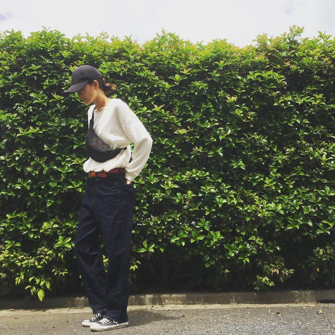 平野由実さんのインスタグラム写真 - (平野由実Instagram)「最近の気温差に着る服が分からなくなる。  大きめサイズは暑くても風通しがいいので着やすい👕👖 #モノトーンコーデ  #キャップ好き #プチプラコーデ #シンプル服 #シンプルコーデ」5月15日 12時02分 - yumi_hiranoo