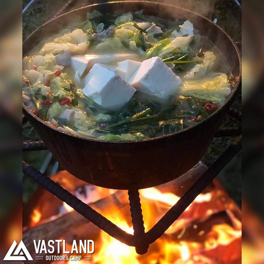 VASTLANDさんのインスタグラム写真 - (VASTLANDInstagram)「【VASTLAND×REPOST】 . .. オクタゴンロなら☝️ . 弱火でじっくり調理する塊肉から🍖強火で一気に温めるダッチオーブン料理まで🥘幅広い料理に使えます🍽 . 夜はそのまま焚き火やキャンプファイアを楽しんでみてはいかがでしょうか？🔥 .. . Photo by  @husky.buzz.light 様 . VASTLAND公式アカウントでのリポスト希望の方は【#VASTLANDリポート】を付けてVASTLAND製品をご投稿ください！ . .. ・掲載ギア・ #オクタゴンロ . .. ▲▽掲載ギアはプロフィールのリンク（ @vastland.jp )もしくは、画像をタップしてチェック！▽▲ . .. #VASTLAND #ヴァストランド #キャンプ #camp #キャンプ好きな人と繋がりたい #キャンプギア #キャンプ道具 #キャンプ用品 #ソロキャンプ #デイキャンプ #ファミリーキャンプ #ファミキャン #グルキャン #ソロキャン #オートキャンプ #キャンプ女子 #キャンパー #キャンプ好き #キャンプしたい #⛺ #🏕 #アウトドア #outdoor #焚き火 #キャンプファイアー」5月15日 12時04分 - vastland.jp