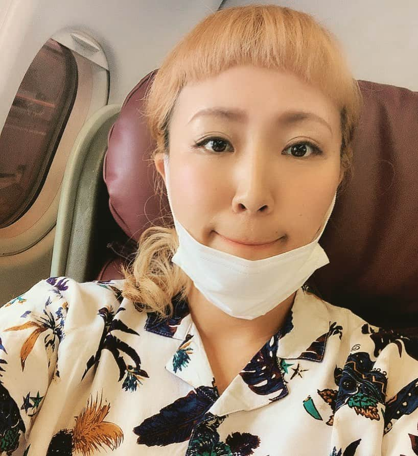 丸山桂里奈さんのインスタグラム写真 - (丸山桂里奈Instagram)「なんか飛行機らしいものをと🛫 むかし、たらことよばれ唇があついのに 悩み、いつも唇を薄くしてたのを思い出 した今日。こんなふーにね👅👅👅 さ、いってきます❤️楽しくなりそうで しかない🐣🐸⤴︎🐶🥟🙏🎉 いってきまーす⤴︎⤴︎⤴︎ #成田空港から #海外ロケ #弾丸 #今かなり地に足が着いてない #地に足をつけたいタイプ #いい意味で #インスタバエ」5月15日 12時16分 - karinamaruyama