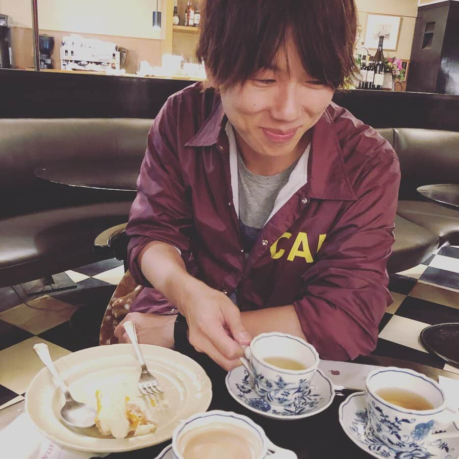 千秋さんのインスタグラム写真 - (千秋Instagram)「食事でデザートまでしっかり食べたのに、お店を移動してまたデザートタイム🍰🍨🧁🍮🥧5人もいて誰も異議を唱えませんでした😙 #キャンティ #chianti #デザートワゴン #ワゴンデザート #わたしは基本のプリンを選びました🍮 #ダイエットしてると言いながらみんなのデザートをどんどん食べてしまうぽえ #その前のお店でわたしの小さなティラミスを半分くらい食べられて仕切り直しのようにここでプリンを注文したのにそれすらまた半分食べられた #左隣のひとも苺アイスを半分食べられてた #右隣のひとは諦めてフルーツポンチのお皿ごとぽえの前に置いた #ぽえ自身のレモンケーキは完食してた  #ぽえ写真家 ←ここにぽえいっぱいいる #古市憲寿 #ぽえ #裸足だった🦶🏻なぜ」5月15日 12時15分 - chiaki77777