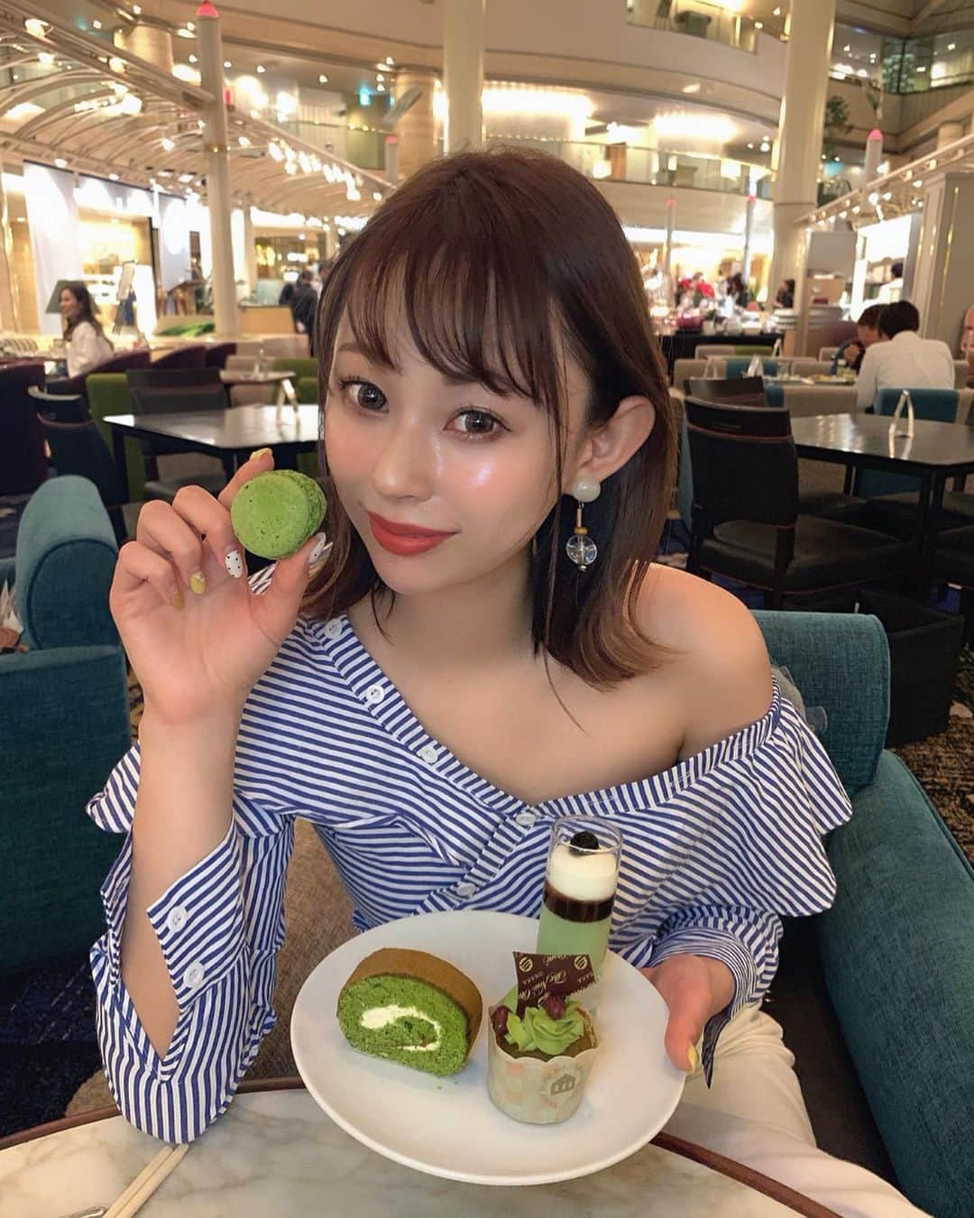 karen okajimaさんのインスタグラム写真 - (karen okajimaInstagram)「ㅤㅤㅤ ㅤㅤㅤ  この間はニューオータニの スイーツ＆サンドウィッチビュッフェ ～抹茶とチョコのおもてなし～での オータニ抹茶女子会に招待して 頂いて行ってきました☺️💓 ㅤㅤㅤ  みんな大好きな抹茶のビュッフェが 今年もやってきました💚 ㅤㅤㅤ  抹茶好きには堪らない抹茶のかけ放題もあったよ💕 ㅤㅤㅤ  石臼で挽きたての新鮮な抹茶 抹茶ESPUMA、濃厚抹茶のソース などもありましたよ〜っ😍  しかも更に約20種の抹茶＆チョコスイーツも 沢山あって幸せすぎる空間🍫😝💕 ㅤㅤㅤ  メディアでも話題の“スーパーシリーズ”より 「スーパーチョコレートショートケーキ」 もありました〜っっ😳🍰❣️❣️ ㅤㅤㅤ  食事もたこ焼きや焼きそばなど 沢山あってどれも美味しかったよ〜✨ ぜひみんなも行ってみてー💓  しかも‼️なんと‼️‼️‼️ 投稿を見た方限定で、、、、 『ニューオータニ抹茶女子会』を見たと スタッフに伝えてもらうと 1000円オフになるので どしどし使ってみて〜っ🤭❣️ ㅤㅤㅤ  1000円オフはお得すぎ😳😳😳👏👏 ㅤㅤㅤ  2019/5/11（土）～6/30（日） 【平 日】　 11：30～13：00 【土・日】 1部　11：30～13：00 2部　13：30～15：00  大人	平日 ￥5,500 土・日 ￥5,800 小学生	全日 ￥2,500 幼児（4～６歳）	全日 ￥1,000 ㅤㅤㅤ  #ニューオータニ抹茶女子会 #ニューオータニ #newotani  #グルメ岡島 #岡島かれん #NewOtaniosaka」5月15日 12時08分 - karenokajima0318