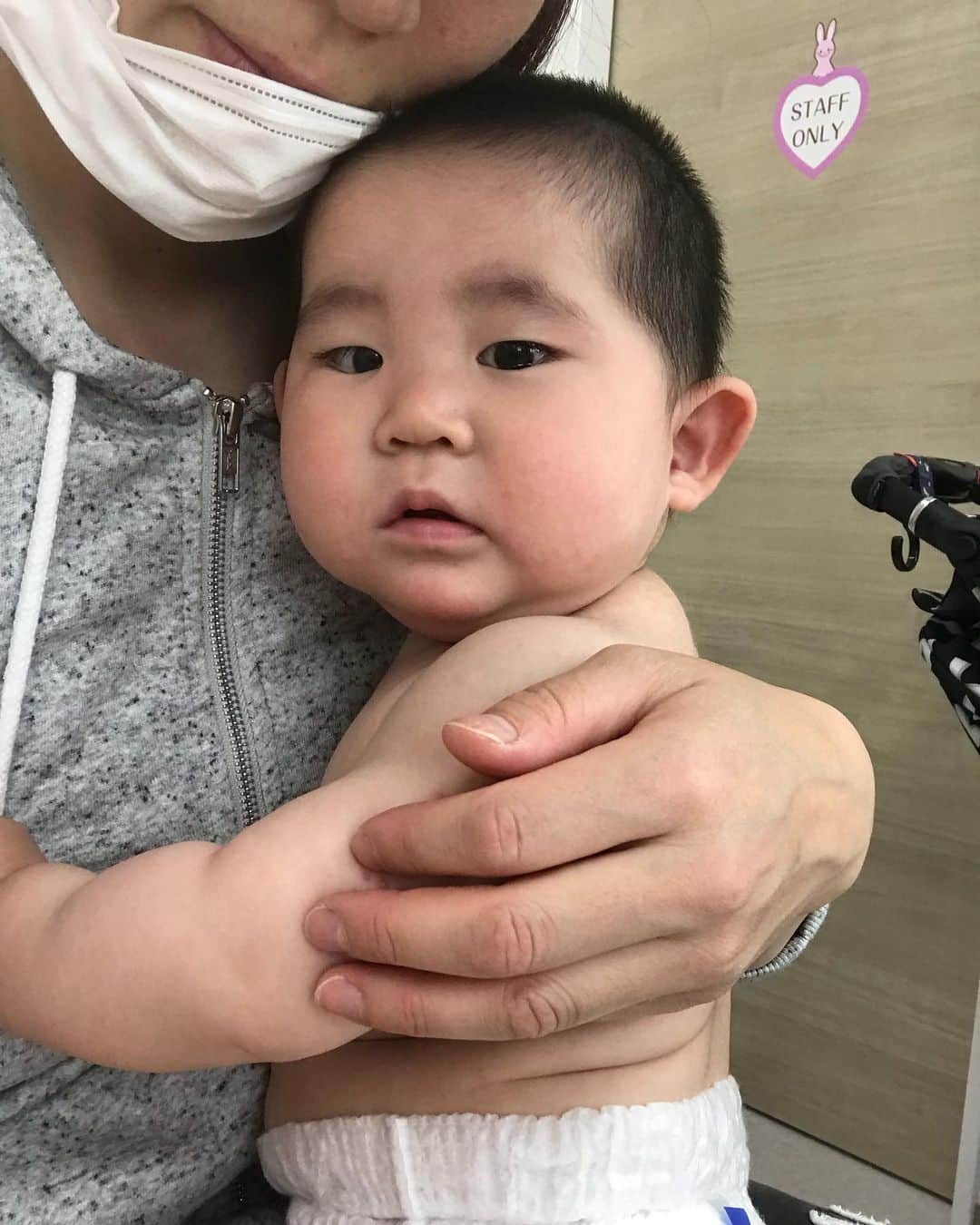 高橋みゆきのインスタグラム：「10ヶ月健診👶この後ギャン泣き💦ん〜…人見知り？？最近は他の人に抱っこされるとギャン泣き😭でも元気に泣いてるから👌笑 #10ヶ月 #早いなぁ #人見知り #元気で何より #ムチムチ #愛おしい #この不安そうな顔」