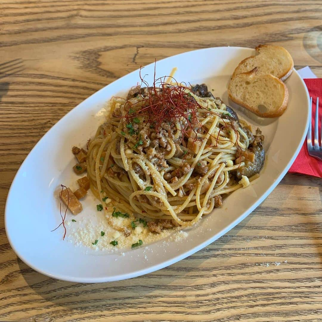 くろさんのインスタグラム写真 - (くろInstagram)「粗挽き豚と茄子の辛みそボロネーゼ🍝900円 #粗挽き豚と茄子の辛みそボロネーゼ #週替わりパスタ #週替わりメニュー #ビストロソングラム #ビストロソングラム新橋 #Bistroソングラム #パスタランチ #新橋ランチ」5月15日 12時11分 - m6bmw