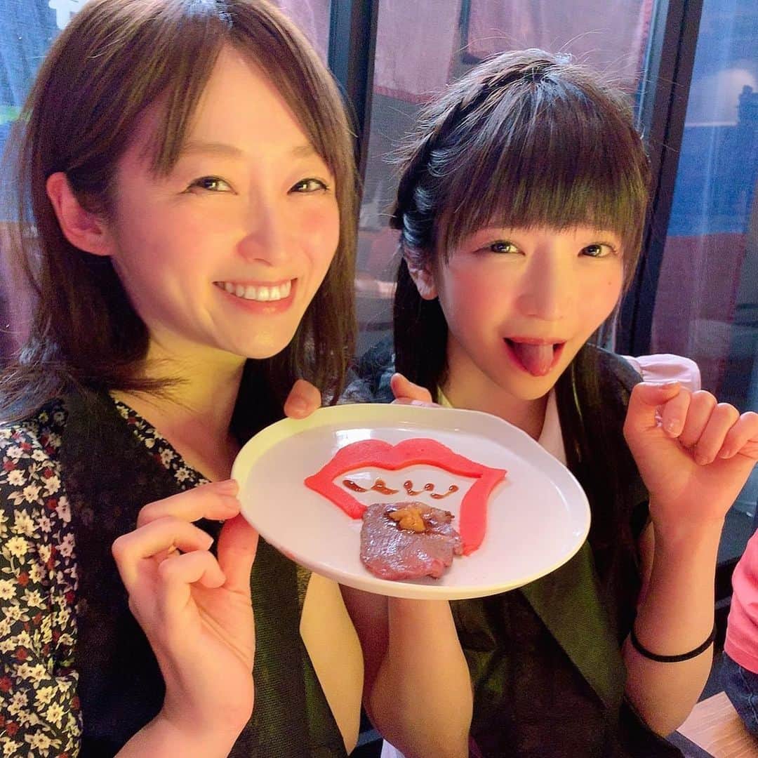 のインスタグラム：「大好きな #食べあるキング の定例会😊今回はtHe Good MoR～Ningでホルモン食べまくりました❤️ここのお店、引き出しに個別に携帯電話の充電器まであるの🙆‍♀️ ㅤㅤㅤㅤㅤㅤㅤㅤㅤㅤㅤㅤㅤ 1枚目は大食いアイドルの #もえあず ちゃんと❗️みんなそれぞれのジャンルを追求しまくってて凄い毎回刺激になる🍺私もまたこの1ヶ月頑張ろうと思う💪 #ホルモン #食べ歩き #浜松町 #ザグッドモーニン」