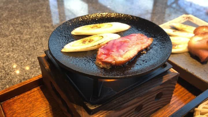 のインスタグラム：「. 錦織といえば 鴨せいろ蕎麦。 皆さま お召し上がりいただけましたか？ お好みの焼き加減で仕上げていただき お出汁につけてお召し上がりいただきます。 自分好みに熱々で食べれるのが嬉しいですよね。 本日も皆様のご来店をお待ちしております！ ________________________ 錦織 東京都目黒区青葉台1-23-4-2F 📞03-5571-6597 www.nishikoori-s.jp . #LDHkitchen #錦織 #中目黒 #鴨せいろ蕎麦 #蕎麦」