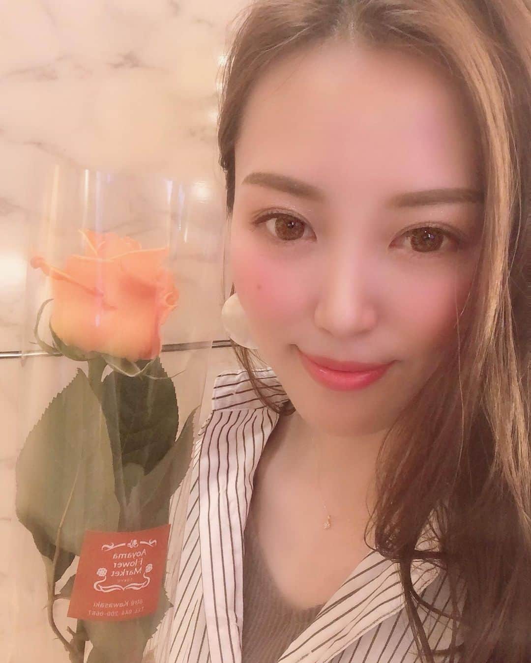 ありさ・あげまんクリエイターのインスタグラム：「男を手のひらで転がすって﻿ ベースにリスペクトがないと﻿ できないことなの。﻿ ﻿ 相手を尊敬してないと﻿ 転がす価値もないじゃない？﻿ ﻿ 自然と転がしてるけど﻿ 自然と頭を使ってる﻿ 計算高い女は無理してるわけではなく﻿ 無理やり計算してるわけでもなく﻿ それを自然とやるから策士なの。﻿ ﻿ そして転がされてる事を知りながら﻿ それを楽しむ男がいい男よ。﻿ なぜかわかる？﻿ そういう男は自然と﻿ 女に自信をもたらすことができるから。﻿ ﻿ 真の愛を与え合えているからこそ﻿ お互いを認め合える。﻿ だから手のひらで転がせるの。」