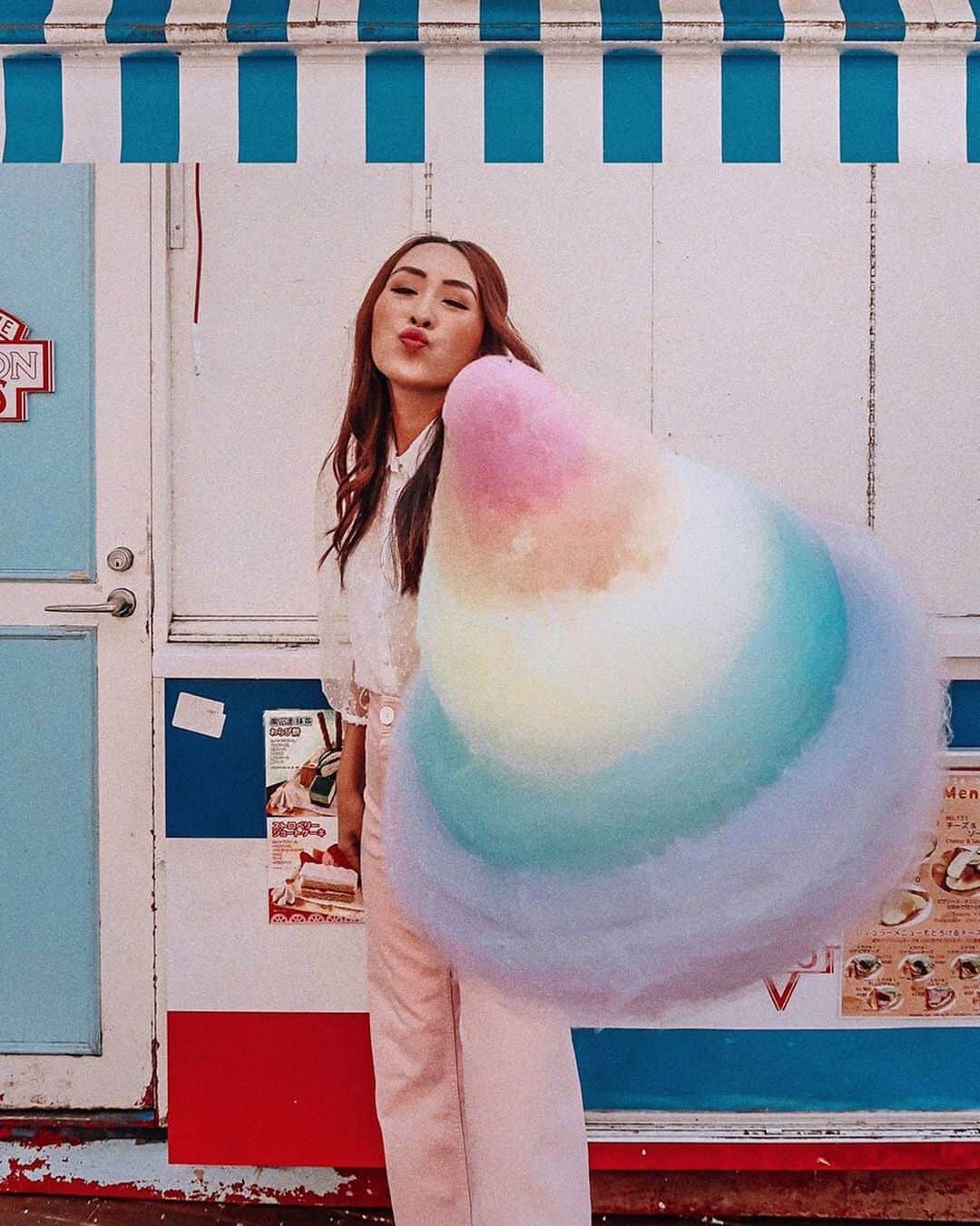 TOTTI CANDY FACTORYのインスタグラム：「Thank you coming!!🌈🌈 ご来店ありがとうございます🤩🤩 Photo by @thetiafox  #cottoncandy#repost#instagood」