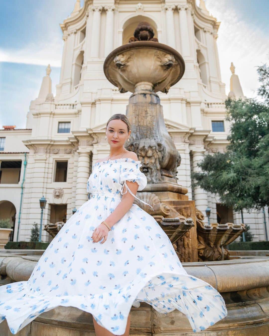 リズ・チェルカソワのインスタグラム：「Not every day is a good day but putting on a lovely dress and feeling beautiful is a small victory that has the ability to shift the intention of my day.」