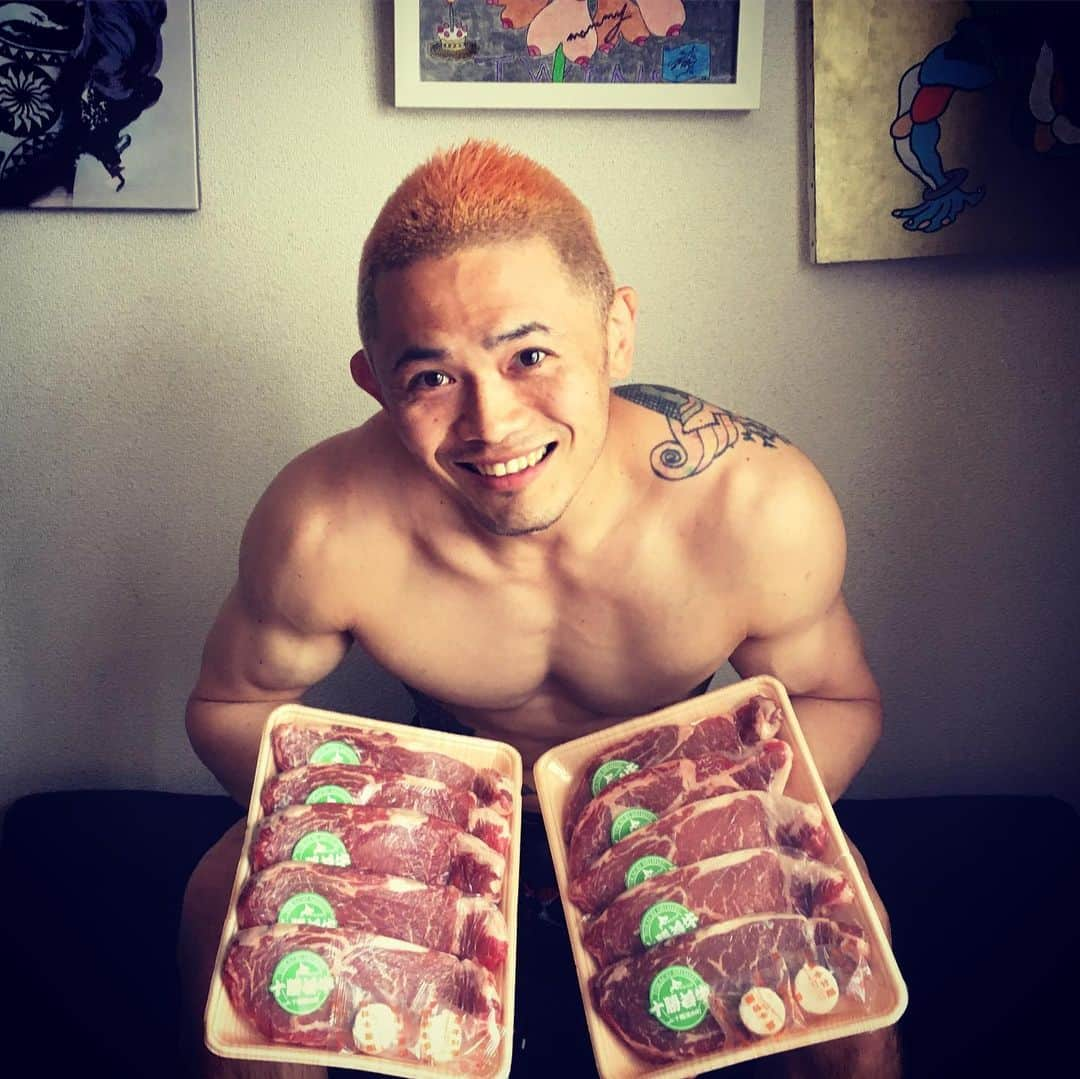 西浦聡生さんのインスタグラム写真 - (西浦聡生Instagram)「KO祝いにすごい🥩送って来た〜 最高！ありがとうございます。  #西浦ウィッキー聡生 #巌流島」5月15日 12時26分 - wicky_nishiura