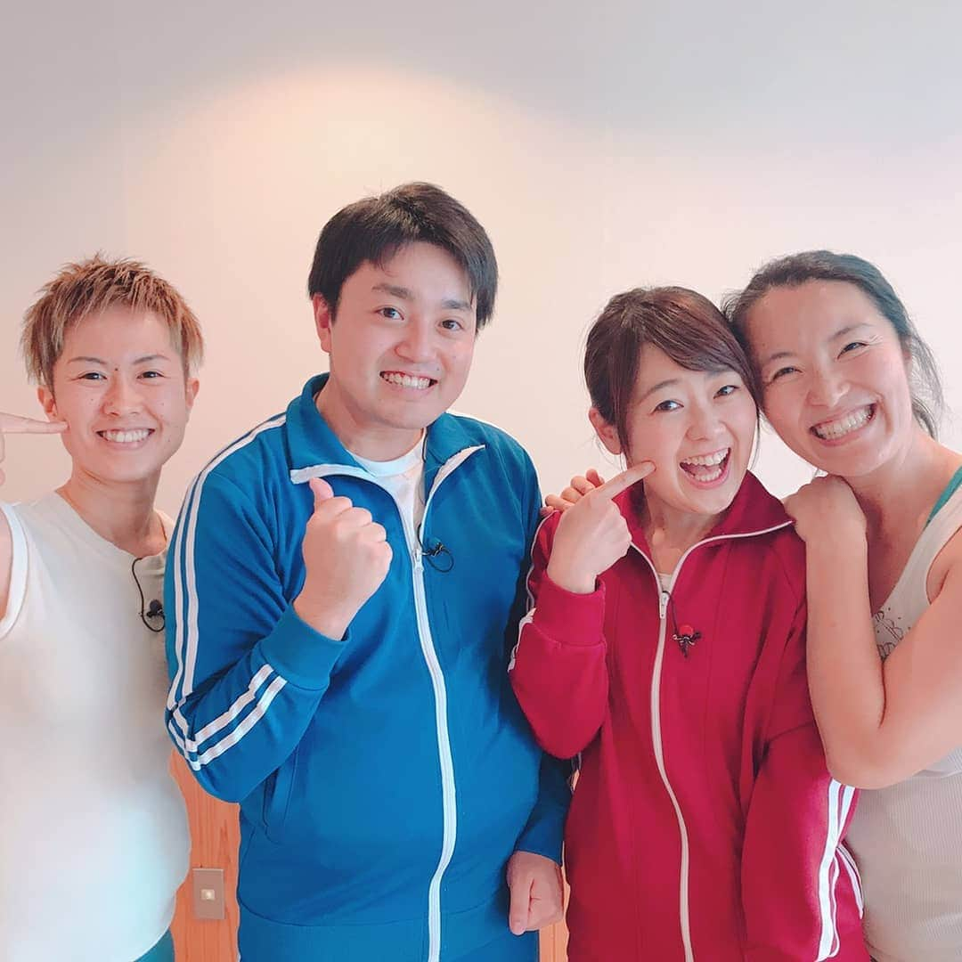 滝香織さんのインスタグラム写真 - (滝香織Instagram)「こんなポーズに挑戦！！ #ダウンドッグ 重なり このポーズをしながら、上に乗ってるみささん、私の背骨をのばす#アジャスト (調整) までしてくれてるんです！ すごいなぁ。 #ほのボーノ の#中継 、2週連続で#ヨガ をお届けしました。 みささんもさわこさんも、とても魅力的な方でとっても楽しい時間でした✨  明日は#unitedoak から初夏の#ファッション をお届けします。 #あいテレビ #6ch 16日(木)午前11時～「ほのボーノ」 @kaorin_taki  #ポノヨガ #ponoyoga #yoga #love #ehime #愛媛 #松山 ##あいテレビ #アナウンサー」5月15日 12時27分 - kaorin_taki