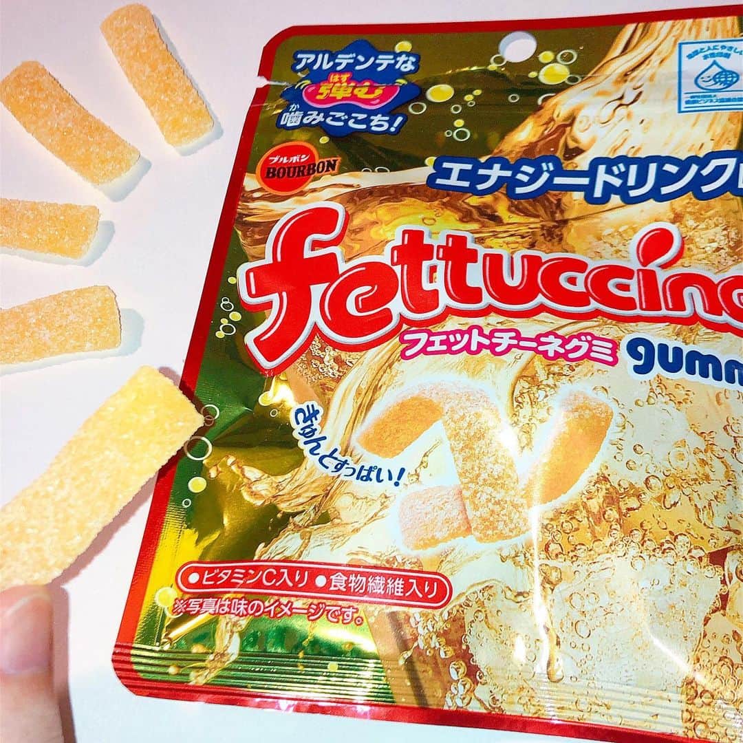 のインスタグラム：「フェットチーネ続きの投稿です！﻿ ﻿ 今度はエナジードリンク味が新発売✨﻿ ﻿ すっぱいパウダーとエナジードリンクの味がナイスマッチング👍﻿ ﻿ 美味しくビタミンC&食物繊維を補給して元気に1日頑張りましょう💪🆙﻿ ﻿ 〰〰〰〰〰〰〰〰〰〰〰〰 ﻿﻿﻿﻿﻿﻿﻿ #日本グミ協会 #グミ #グミパ﻿﻿﻿﻿﻿﻿﻿ #93 #gumi #gummy #gummycandy﻿﻿﻿﻿﻿﻿﻿ #グミニケーション﻿﻿﻿﻿﻿﻿﻿ #レッツグミニケーション﻿﻿﻿﻿﻿﻿﻿ ﻿﻿﻿﻿﻿﻿﻿ #ブルボン #Bourbon﻿ #フェットチーネ ﻿ #エナジードリンク﻿ #コンビニ  #新作グミ﻿﻿ #新発売 #ビタミン #食物繊維﻿ 〰〰〰〰〰〰〰〰〰〰〰〰」