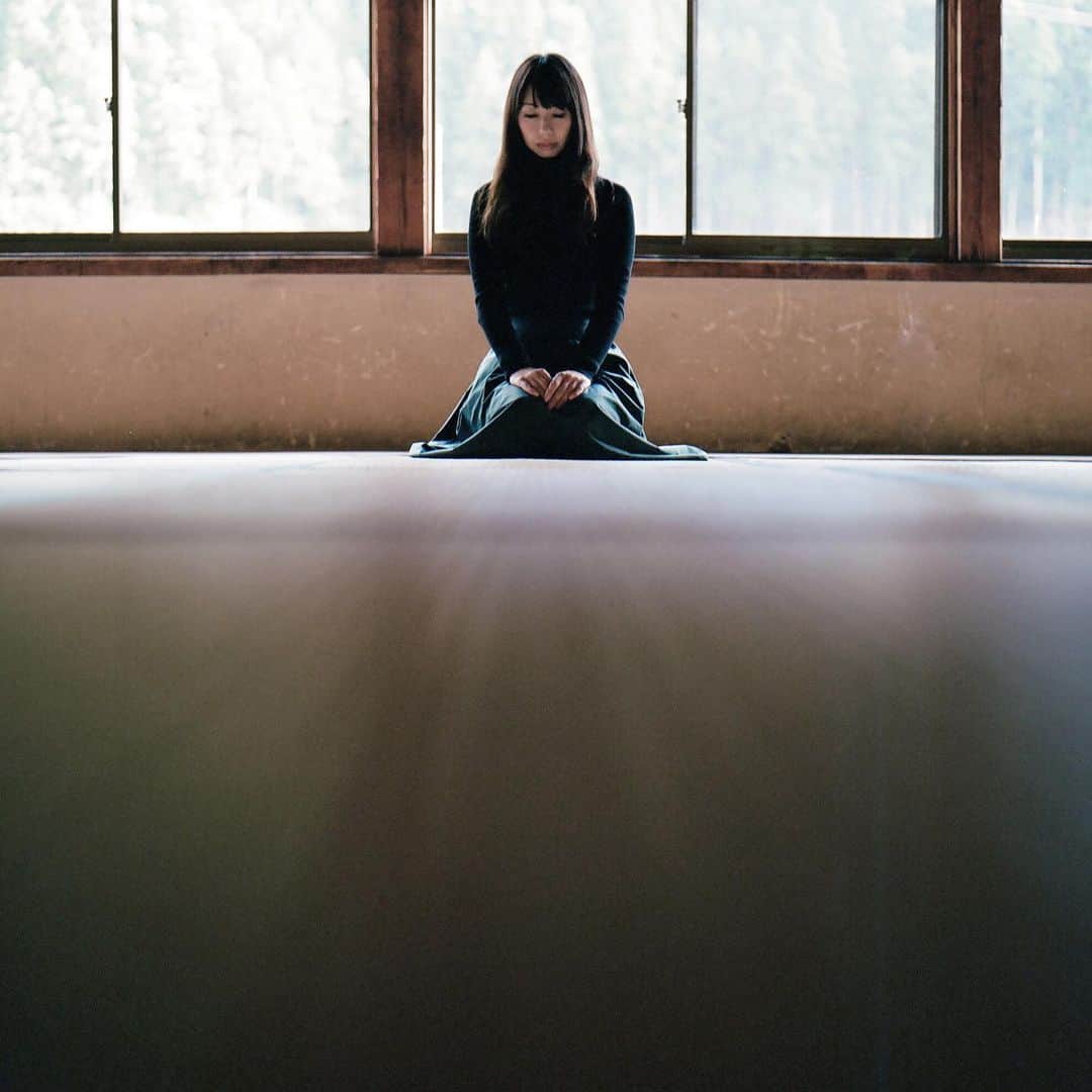 haraoのインスタグラム：「静 . . . #rolleiflex #sl66 #portra400 #120mm #filmphotography . #as_archive #indies_gram #hueart_life #good_portraits_world #ig_phos #indy_photolife #screen_archive #Rox_Captures #jp_mood #team_jp_ #IGersJP #RECO_ig #Lovers_Nippon_Portrait #art_of_japan_ #japan_daytime_view #daily_photo_jpn #bestjapanpics #tokyocameraclub #film_com #jp_portrait部 #filmfeed #analogphotography #ポートレート撮影 #スクリーンに恋して #被写体募集」
