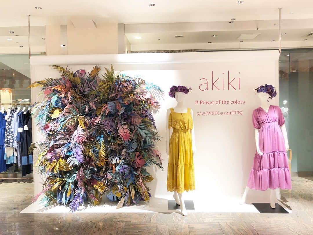 のインスタグラム：「本日、 ISETAN SHINJUKU POPUP "Power of the colors" openしました🌴🎨💕 5/21までの開催です！ お近くにお越しの際は是非お立ち寄り下さい♡ . . 本館2階 イーストパーク/イセタンガール #akiki #ss19 #akiki_isetan」