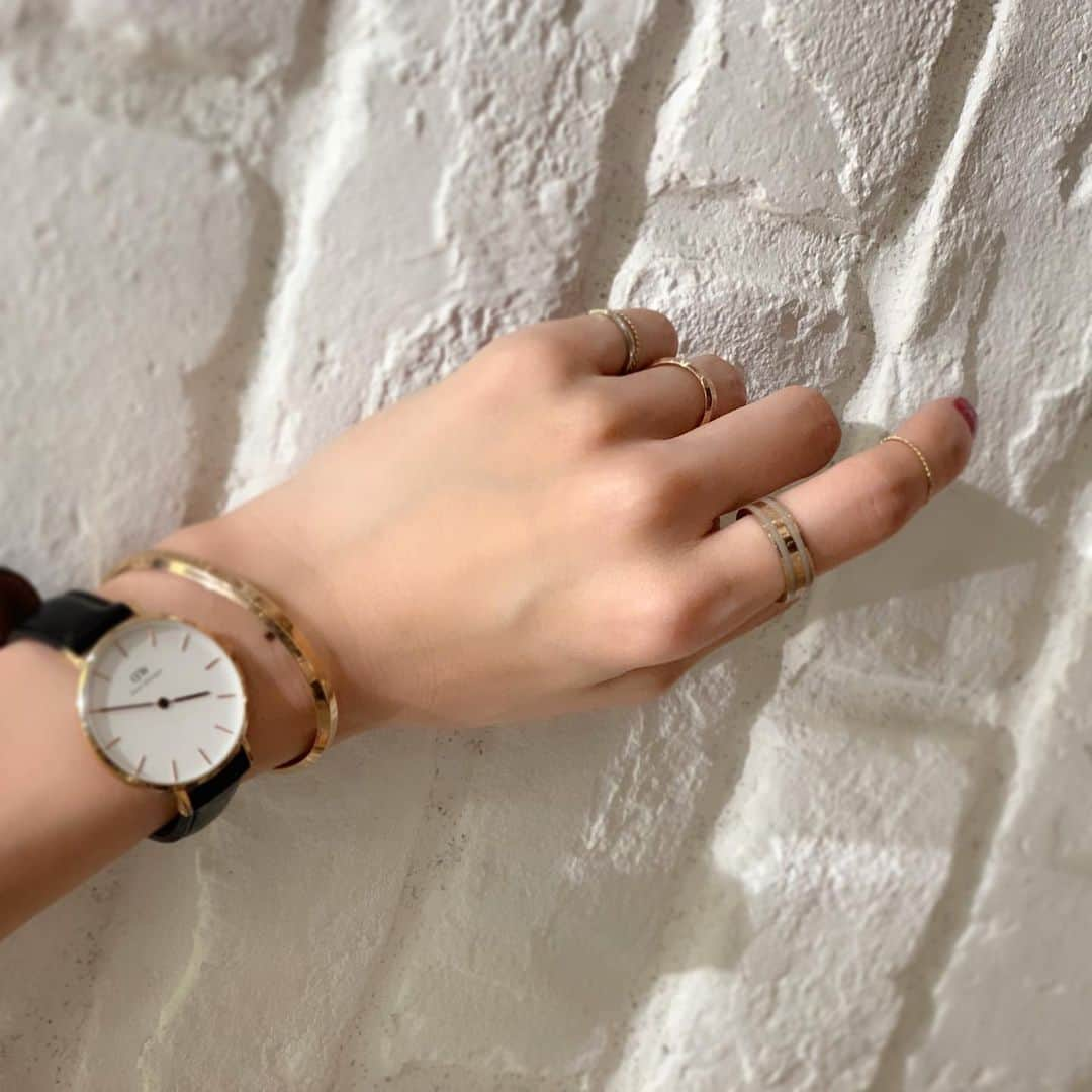 Ces't Mignonさんのインスタグラム写真 - (Ces't MignonInstagram)「・ danielwellingtonのClassic Ringコレクション♡ ・ 人差し指にCLASSIC RING RG DESERT SAND 薬指にはCLASSIC RING RGをつけてます♡ ・ 愛用してる時計とぴったりのカラーで 手元に統一感が出て嬉しい🙌😍 ・ 公式サイトで使えるクーポンコードを発行頂きました！ よかったらお使い下さい♡ ・ 15％OFFクーポンコード：cest（7/31まで）  https://www.danielwellington.com/jp ・ ・ @danielwellington #ダニエルウェリントン#DW手元ルックス#DW新作リング#ギフト#腕時計#時計#watch#プレゼント#アクセサリー#リング#指輪#今日の手元#バングル#大人カジュアル #fashion#outfit#code#ponte_fashion#シンプル#instafashion#instagood#お洒落さんと繋がりたい#ootd#locari#mineby3mootd#手元倶楽部」5月15日 12時32分 - cestmignon_mau