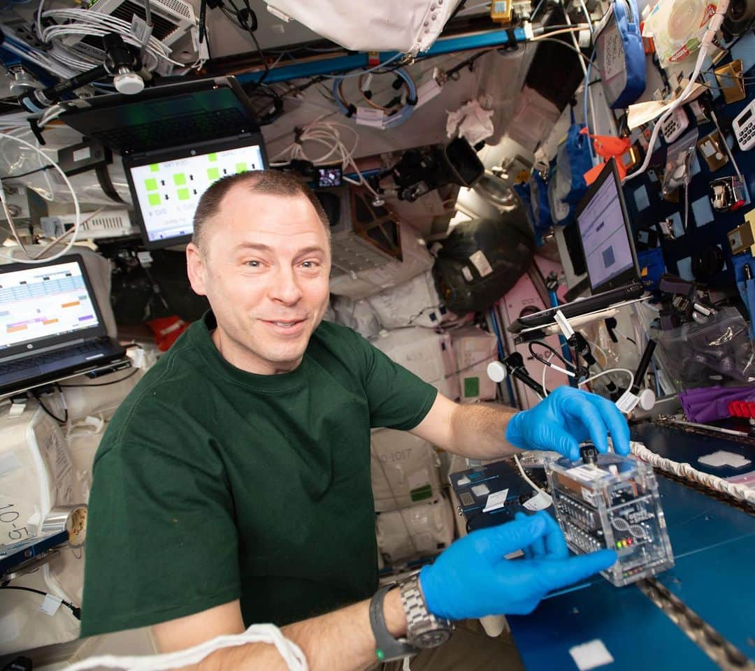 国際宇宙ステーションさんのインスタグラム写真 - (国際宇宙ステーションInstagram)「NASA astronaut Nick Hague works with the miniPCR hardware inside the Columbus laboratory module for the Genes In Space-6 experiment that is exploring how space radiation damages DNA and how the cell repair mechanism works in microgravity. #nasa #science #research #astronaut #international #space #station」5月15日 3時39分 - iss