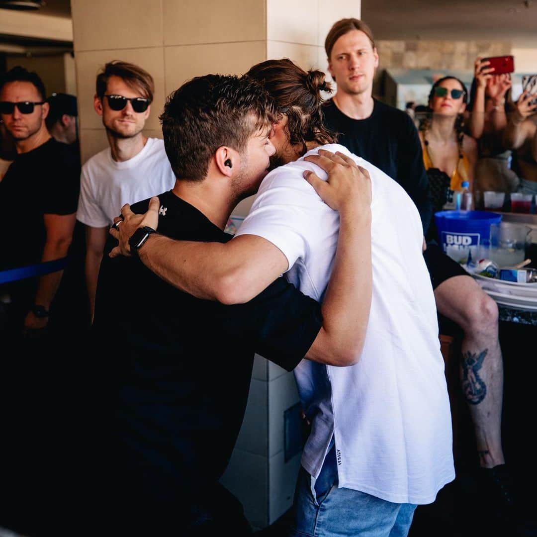 ゼッドさんのインスタグラム写真 - (ゼッドInstagram)「HAPPY BIRTHDAY TO MY BROTHER @martingarrix!!!! Love u my dude!!! ♥️」5月15日 3時40分 - zedd