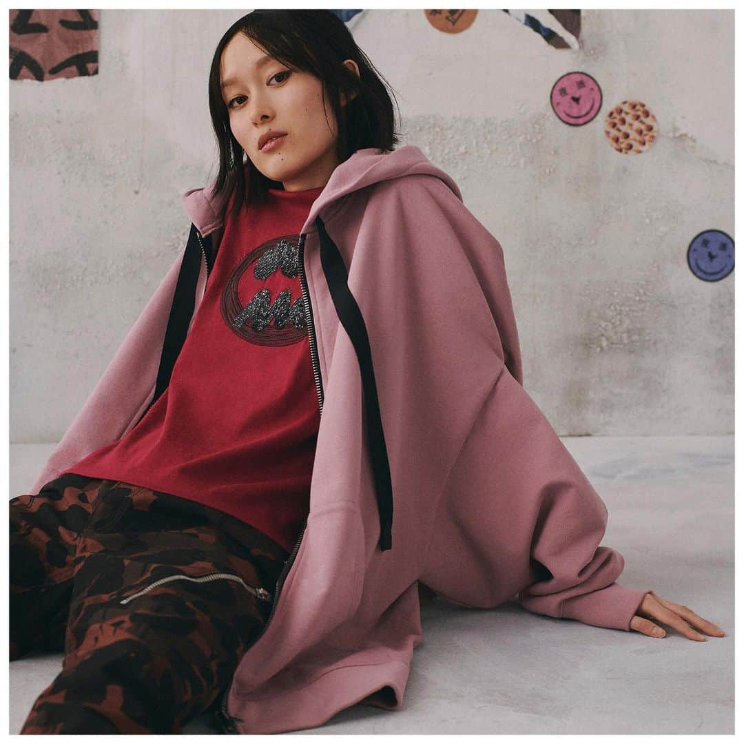 コーチさんのインスタグラム写真 - (コーチInstagram)「Rexy has a new vibe, courtesy of graphic artist Guang Yu, who, as one of four co-creators in our just-dropped Pre Fall 2019 collection, knew just how to take a bite out of fashion. #CoachShanghai #RexyTheCoachDino #CoachNY」5月15日 3時49分 - coach