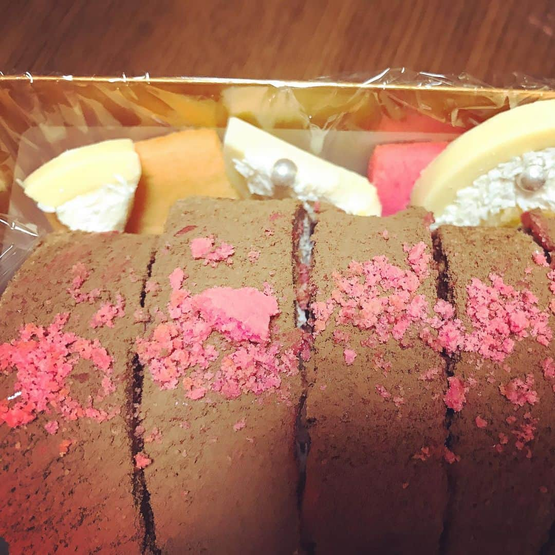 西田さおりさんのインスタグラム写真 - (西田さおりInstagram)「ココアのロールケーキ  この前より生地はふっくらしたけど 水分が多かったですて感じです🤔🤔🤔 上に苺のチョコをお好み焼きのマヨネーズ みたくかけようとしたら袋がピッて 破けて全体にベチャッ〜てかかっちゃって 焦った私はココアパウダーを更に上に ふってその上に苺のクッキーを砕いて 乗せました。  鮭フレークじゃありません。  なんでこんなに見た目がキモく なってしまうんだろう🤔🤔🤔🤔 #ロールケーキ #キモい #見た目がキモすぎる #横にGODIVAのクッキーを添えて #なんとかお洒落にしようとしたけど #無理でした」5月15日 3時46分 - saori19950108