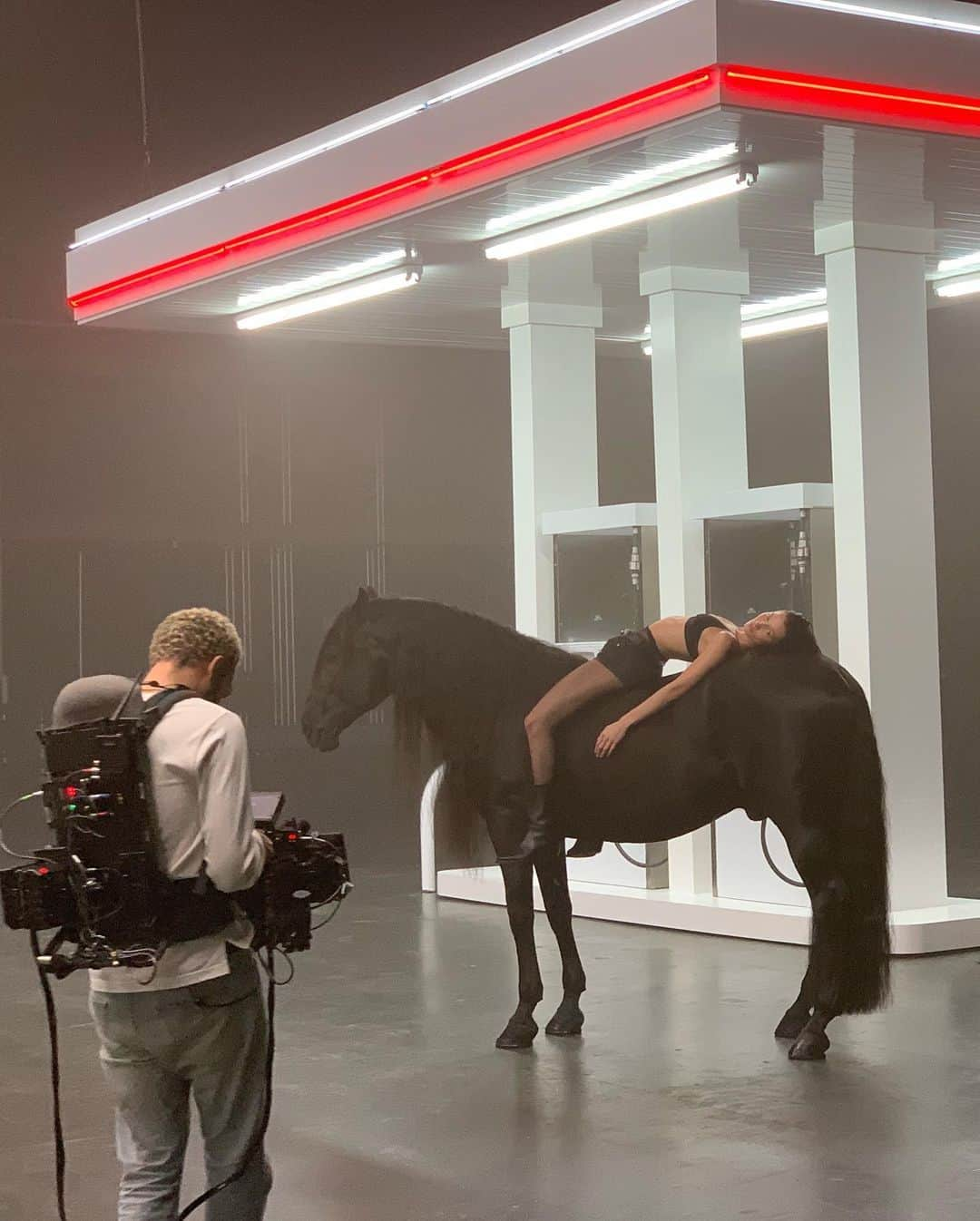 ベラ・ハディッドさんのインスタグラム写真 - (ベラ・ハディッドInstagram)「#MyTruth.. My first love, my pure joy... My horses 🖤 BTS @calvinklein 🖤 One of the happiest days of my career🖤 Thank you Calvin for this.」5月15日 3時50分 - bellahadid