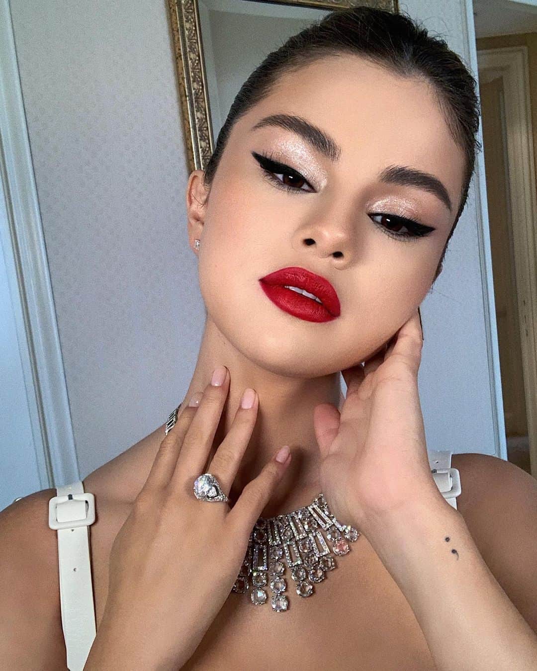 Hung Vanngoさんのインスタグラム写真 - (Hung VanngoInstagram)「#SelenaGomez tonight in @louisvuitton & @bulgariofficial at the premiere of #TheDeadDontDie at Cannes Film Festivals ❤️💫⚡️✨. 👗 @kateyoung 💅🏻 @tombachik 💇 @marissa.marino 💄 @hungvanngo using @marcjacobsbeauty. Here is the products breakdown: Youthquake Hydra-full Retexturizing Gel Cream Shameless Foundation in “Y270” Accomplish Concealer & Touch Up stick in “Light 23” Accomplish Powder in “Siren 52” Omega Bronzer in “Tan-tastic” Air Blush in “Flesh & Fantasy” See-quins Glam Glitter in “Ice-Opal” Magic Marc’er Waterproof Liquid Eyeliner in “Blacquer” Velvet Noir Major Volume Mascara Lê Marc Lip Crème in “Oh! Miley”」5月15日 3時51分 - hungvanngo