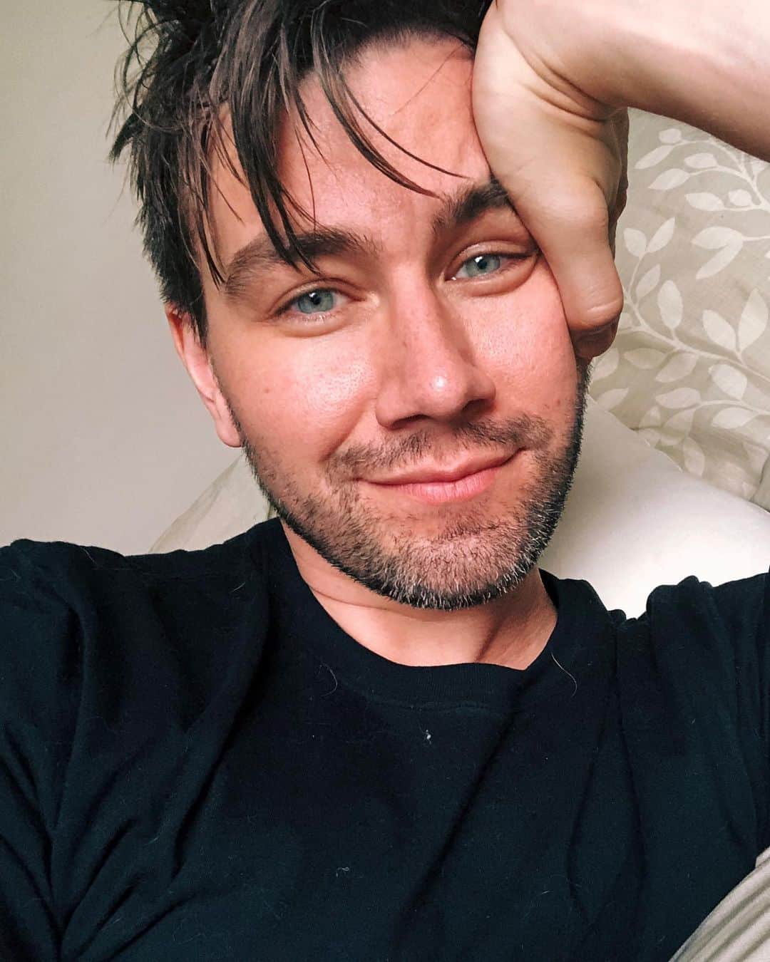 トーランス・クームスのインスタグラム：「Bedhead and untanned underarm.」
