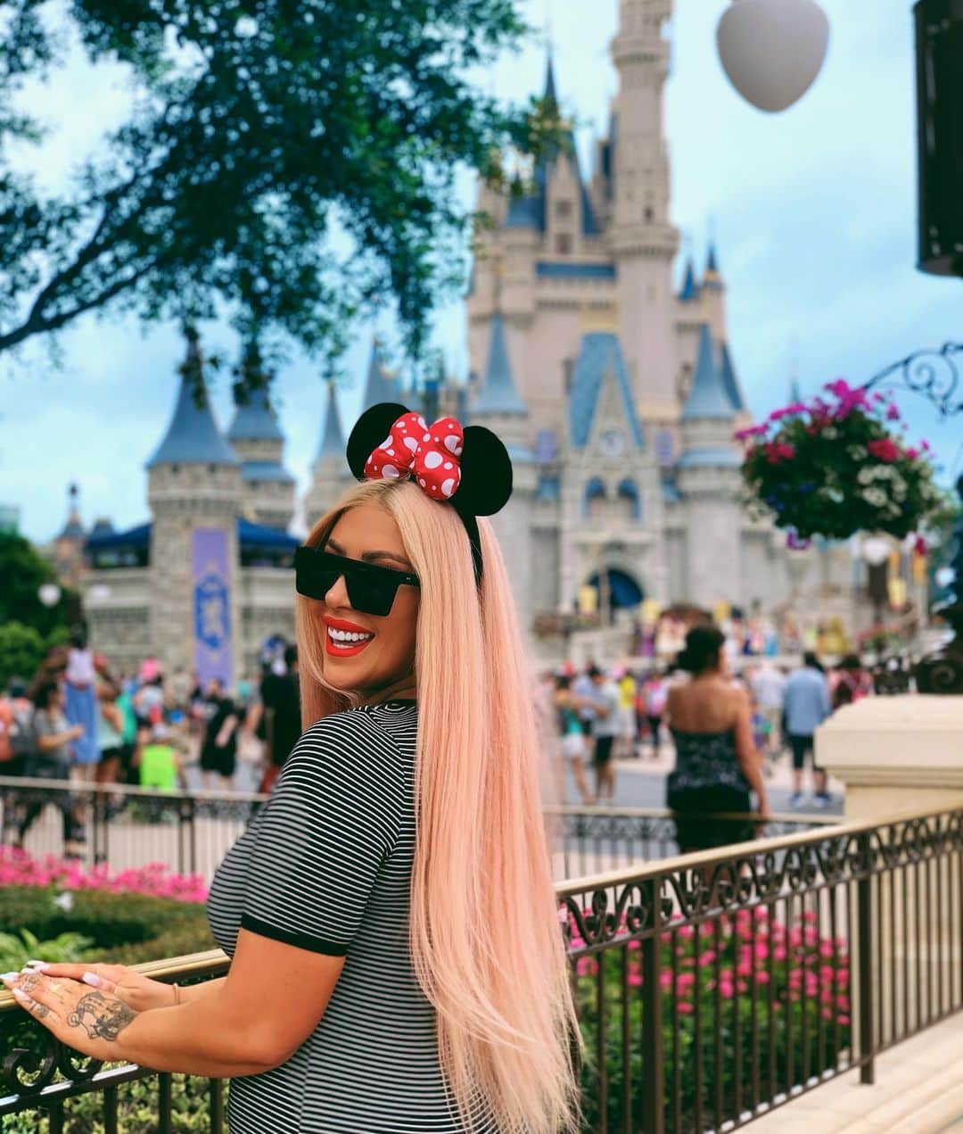 Chrisspyさんのインスタグラム写真 - (ChrisspyInstagram)「My first time at Disney World, thank you @maccosmetics for having me! What’s your favorite ride that’s worth waiting for in this crazy weather?? 🤣(This pic was right before it started storming, check my story!)」5月15日 3時56分 - chrisspy