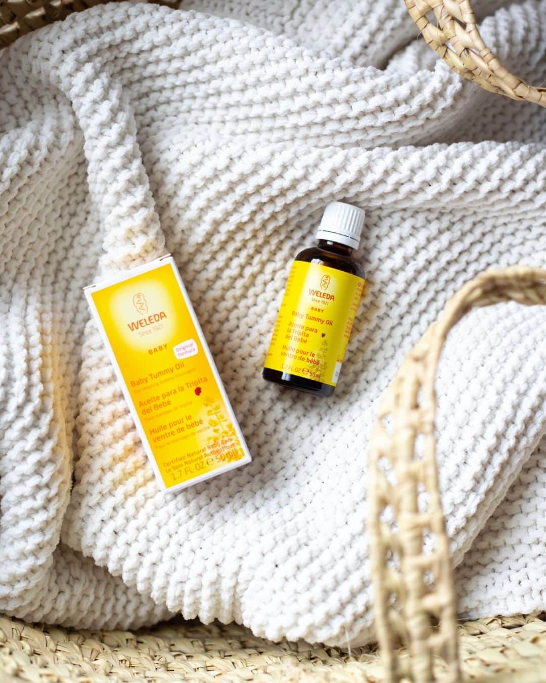Weledaのインスタグラム：「Developed together with midwives and pharmacists, our Baby Tummy Oil helps soothe and relax baby's tummy! It has the nourishing essential oils of marjoram, relaxing chamomile, cardamom, and light sweet almond oil 🌿💛 Have you tried it yet? #WeledaBaby」
