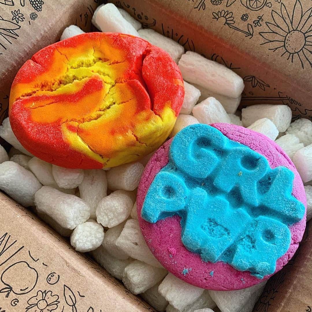 LUSH Cosmeticsさんのインスタグラム写真 - (LUSH CosmeticsInstagram)「A little naked Bubble Bar magic delivered straight to your door 😍 Packaging-free and shipped in compostable packing peanuts, these bars might create the most eco-friendly bath you've ever taken. Link in bio to shop. 💙🌎/ 📸: @purrrincess」5月15日 4時00分 - lushcosmetics