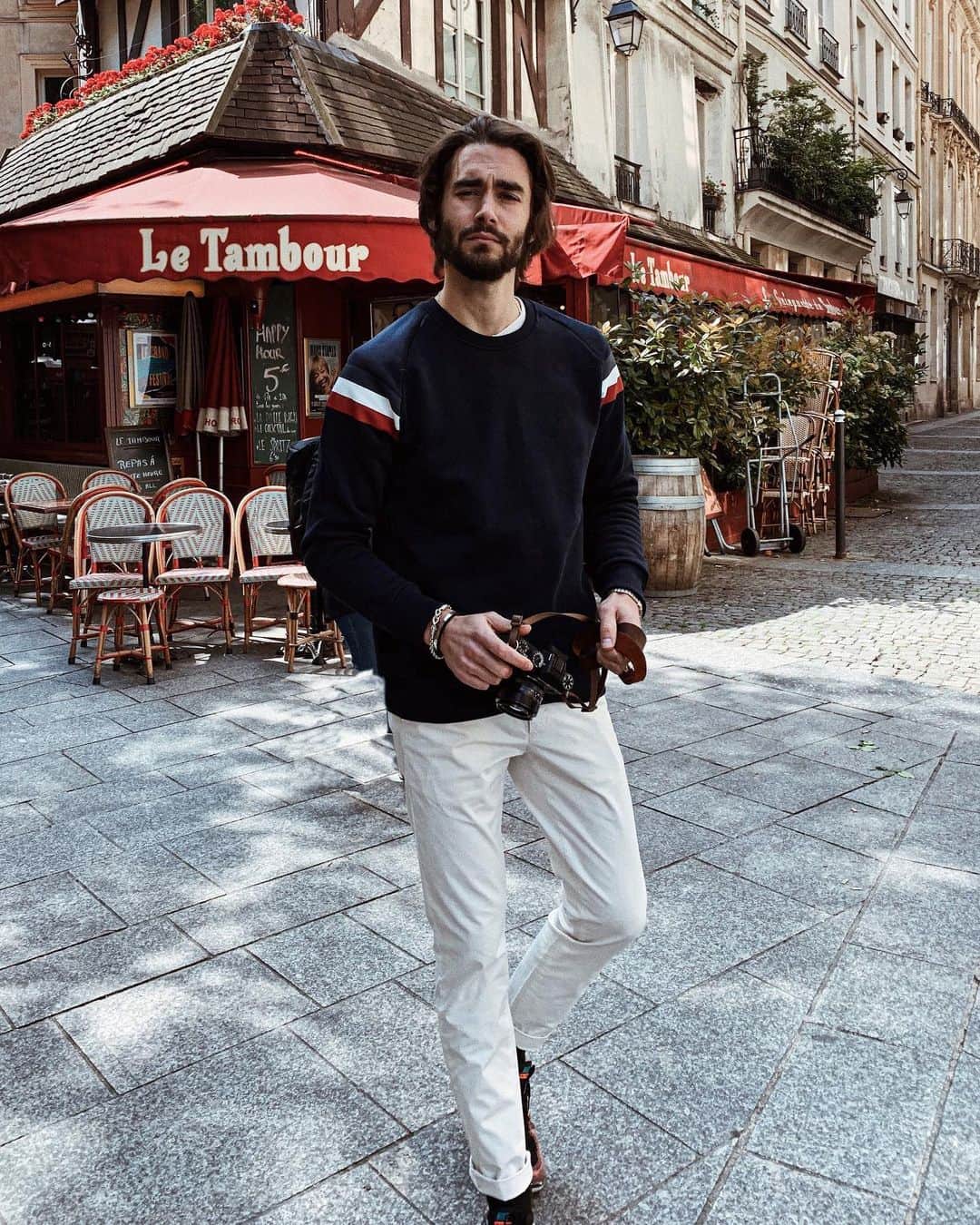 NICOLAS SIMOESのインスタグラム：「Always casual on Monday, from the mountains to the city! 📸✨」