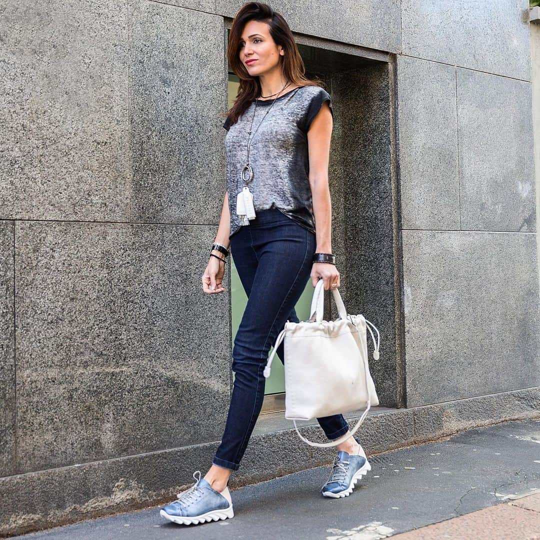 エンリーベグリンのインスタグラム：「Give a girl the right shoes and she can conquer the world. #henrybeguelin#vegtannedleather#sneakers#handmade#bag#maddalena#necklace#madeinvigevano#italy#」