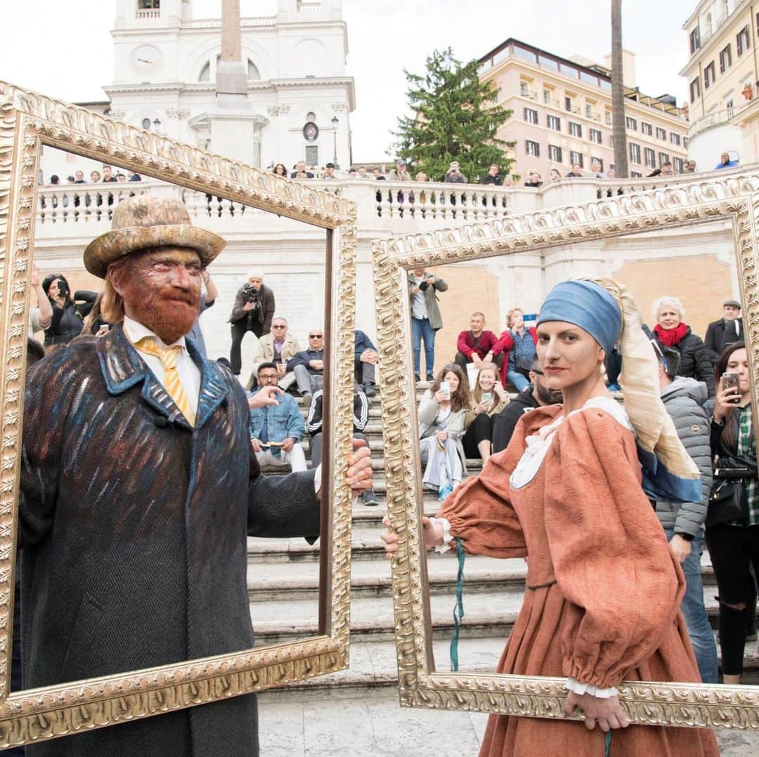 ラウラ・パウジーニさんのインスタグラム写真 - (ラウラ・パウジーニInstagram)「Oggi Laura e Biagio hanno incantato Piazza di Spagna a Roma con un evento a sorpresa e hanno cantato la nuova hit #InQuestaNostraCasaNuova.  Lui, travestito da Vincent Van Gogh e lei, nei panni della Ragazza con l’Orecchino di Perla hanno anticipato quella che sarà una delle scene dell’imperdibile tour negli Stadi #LB2019.  Da sempre con una grande passione per la storia dell’arte (Laura Pausini è diplomata alla Scuola d’Arte con una tesi su Van Gogh) stanno preparando molte sorprese per il loro attesissimo tour negli Stadi, il primo nella storia di due artisti italiani come loro.  Siete pronti?  Link in bio per le date.  LB STAFF  #Roma #PiazzaDiSpagna #Stadi2019 #VanGogh #LaRagazzaConLOrecchinoDiPerla Photo @marcorossiphotographer Make Up Artist @annafontanamakeupartist__  Costume Designer @claudia_tortora_goliardica」5月15日 4時08分 - laurapausini