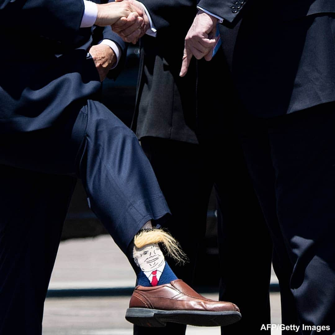 ABC Newsさんのインスタグラム写真 - (ABC NewsInstagram)「Louisiana Lt. Governor Billy Nungesser shows off his Trump socks as Pres. Trump arrives in Lake Charles. #donaldtrump #politics #louisiana #socks」5月15日 4時10分 - abcnews