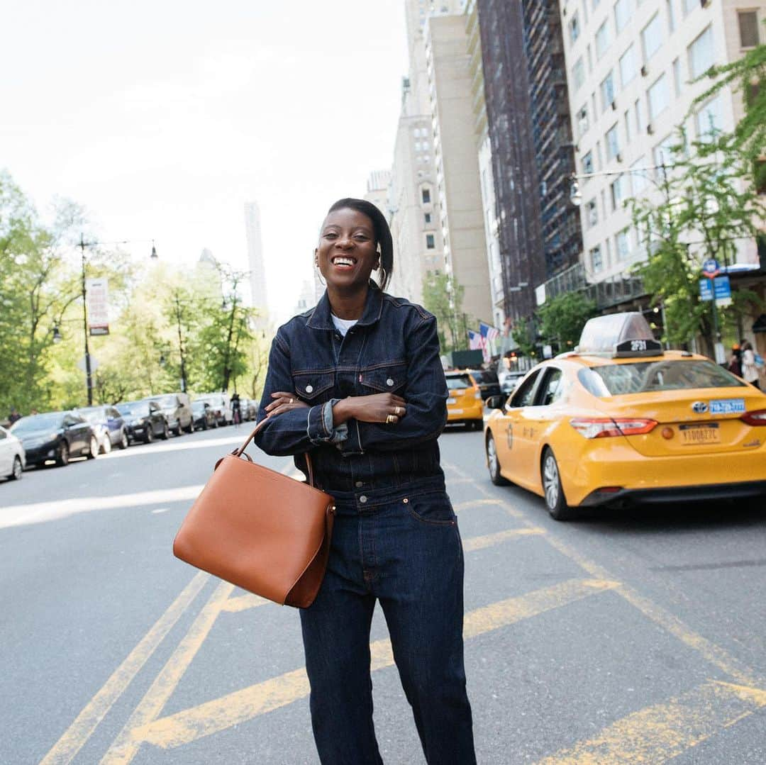 ELLE Magazineさんのインスタグラム写真 - (ELLE MagazineInstagram)「✌️,❤️, and @oscardelarenta. ELLE.com's Style Director @nikkiogun's lewk is just a tap away. (get. that. bag.) #Nolobag」5月15日 4時19分 - elleusa