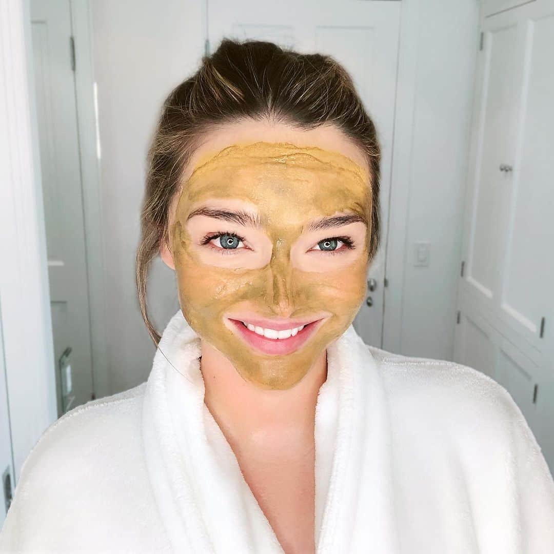 ミランダ・カーさんのインスタグラム写真 - (ミランダ・カーInstagram)「Woo hoo! Our @koraorganics Turmeric Brightening and Exfoliating Mask is the winner of Sweden's @organicbeautyawards! ✨💖 ✨Tack så mycket 🙏🏼@organicbeautyawards! I use this in the shower every morning as an exfoliating wash and once a week as a mask for a deeper treatment. It instantly polishes and smooths my skin leaving it fresh, bright and glowing. Shop link in bio 💋」5月15日 4時21分 - mirandakerr