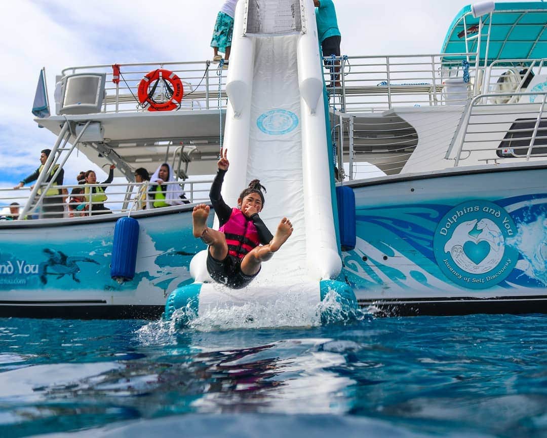 And Youさんのインスタグラム写真 - (And YouInstagram)「Take a break from the work week and try out a water slide or two.  It's good to bring out your inner kid every once in a while. . . . . . #hawaiivacation #dolphintour #oahutours #hawaiistagram #ocean #swimwithdolphins #beach #hawaiiholiday #unrealhawaii #discoverocean」5月15日 4時21分 - dolphinsandyou