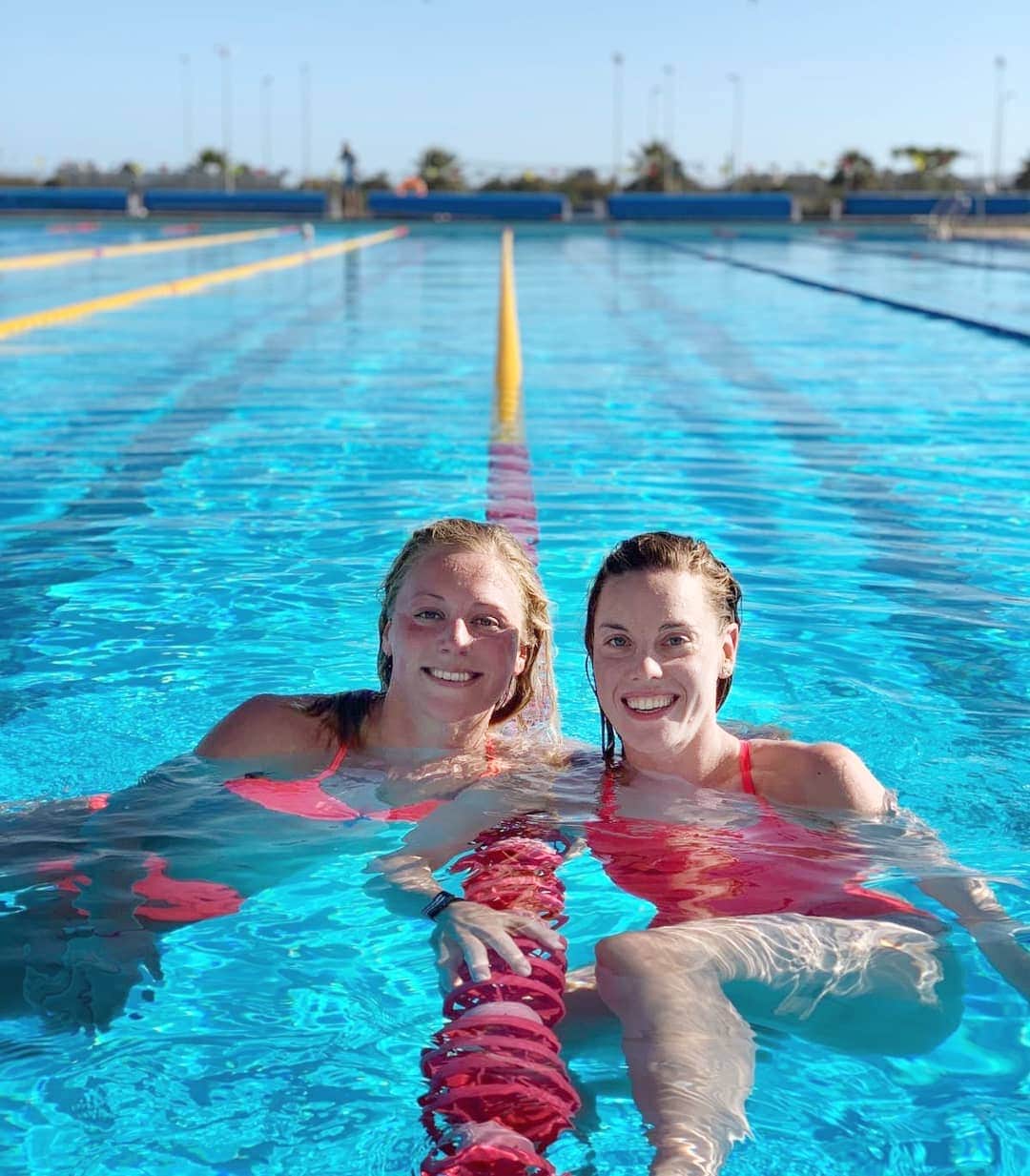フェムケ・ヘームスケルクのインスタグラム：「A'natter'day on the bank 💦 . . . #Malaga #TeamNL #Roomies 📸 : @mark.faber」