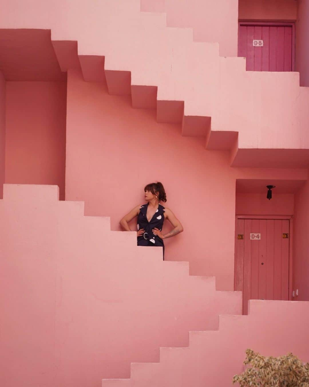 lisa gachetさんのインスタグラム写真 - (lisa gachetInstagram)「Journée magique à la «Muralla Roja » signé #ricardobofill un rêve depuis longtemps pour la team citron 📷 @olitax 🍧 @lisagachet #timeofmylife🍋 #makemylemonade」5月15日 4時38分 - makemylemonade