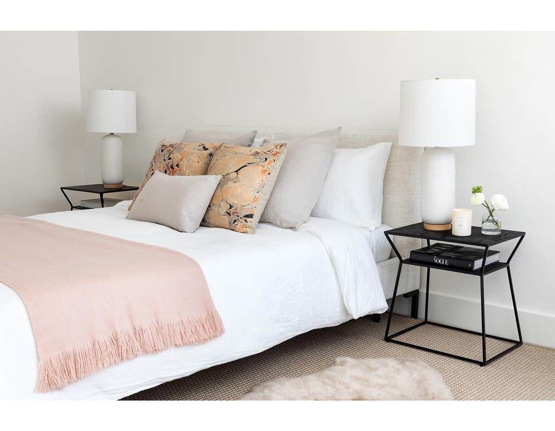 エリン フェザーストンのインスタグラム：「Inside the guest room of my NYC loft renovation. I wanted the room to feel bright, airy, and clean. I chose a linen platform bed from @luluandgeorgia and kept the color story mostly neutral.  I always like to tailor a bedscape to my guest, so I keep a variety of throw pillows and blankets handy to switch it up according to who’s staying over- @vanderkimberly, consider yourself invited😉 📷@selliottphoto #thefetherednest」
