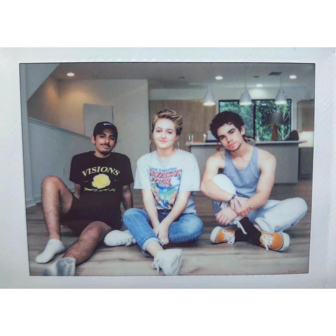 キャメロン・ボイスのインスタグラム：「Now that we’re officially roommates, I am officially Schmidt.」