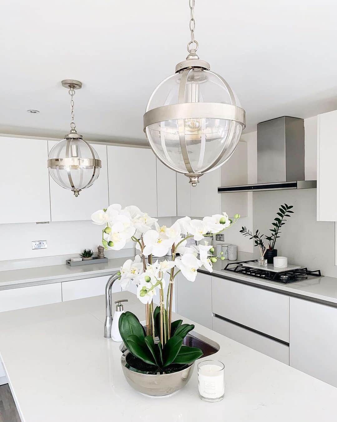 ローラアシュレイのインスタグラム：「Like a great piece of art, a standout light fixture can really draw the eye and set off a space ✨ @newbuildhomejourney has created the perfect statement using our Odiham Sphere Pendant lights」