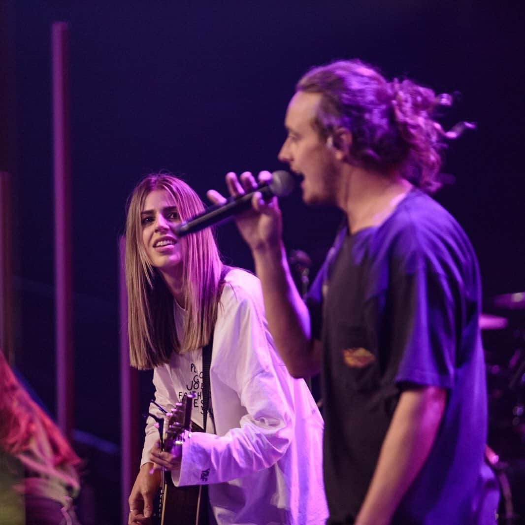 ユナイテッドのインスタグラム：「When your friend says they haven’t heard ‘People’ yet. Tag someone in the comments who needs the reminder 👇 — link in bio to listen now.」