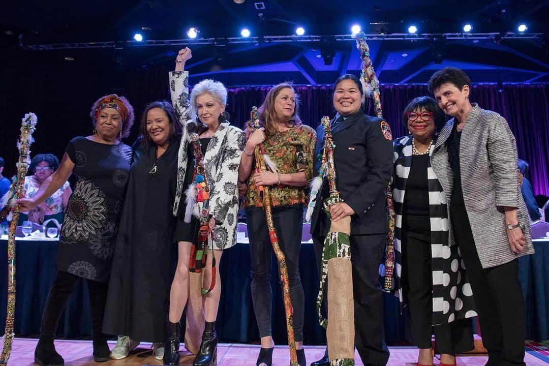 シンディ・ローパーさんのインスタグラム写真 - (シンディ・ローパーInstagram)「Wonderful morning with so many inspiring women! Thank you @nywomensfdn for honoring me with the Vision Award. And thank you @victoriahayescollection for the beautiful jacket. Photo: @hannahjanphoto  Hair: @juttaannaweiss  Makeup: @nafra25  Styling: @xnikkixnyc」5月15日 5時22分 - cyndilauper