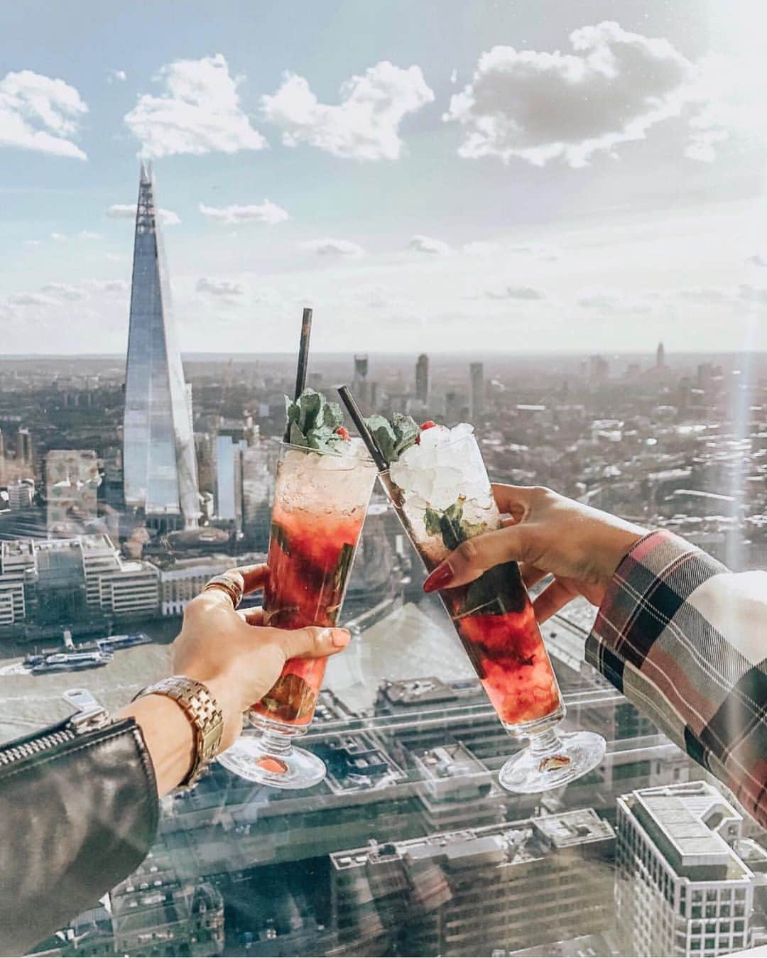 @LONDON | TAG #THISISLONDONさんのインスタグラム写真 - (@LONDON | TAG #THISISLONDONInstagram)「Time for a midnight berry #mojito up at @sg_skygarden! 🍹 Awesome snap by @_jamakeup 📸🔥❤️ // #thisislondon #skygarden #london #londoncocktails」5月15日 5時34分 - london