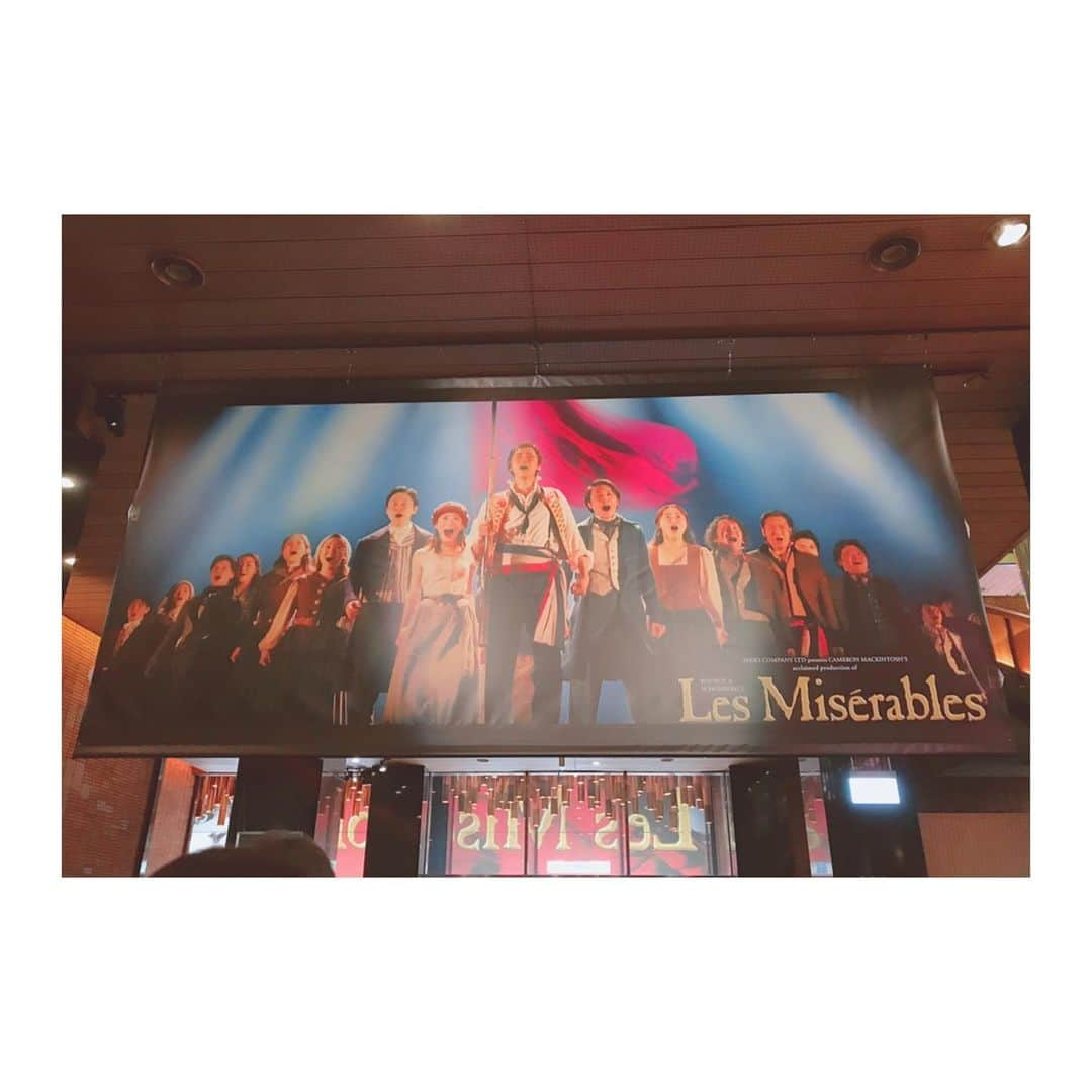 白石茉莉奈さんのインスタグラム写真 - (白石茉莉奈Instagram)「. 舞台 #レミゼラブル 観劇してきました！✨ . 毎回毎回観たくて観たくてたまらなかったレミゼ、やっとこの目に焼き付けることが出来ました。 もちろん映画もみてるし本も読んでるしストーリーも頭に入ってました。 でも生で観るとこんなにも違うものに感じるんだ！って驚きました🥺 . #ファンテーヌ の #idreamedadream も好きだったけど、#エポニーヌ の #onmyown もすごく刺さりました。 #alittlefallofrain なんてもう、、😭😭😭 昆さん最強すぎ、、😭😭😭 . . プリンシパルキャストさん、かなり良い回で観劇できました。 ファンテーヌは知念里奈さんが良かったし、 エポニーヌは昆夏美さんが良かったし、 コゼットは生田絵梨花さんが良かったし、 テナルディエは斉藤さんが観たくて、 その組み合わせが叶った回でした✨ 欲を言うと森公美子さん、濱田めぐみさんも観たかったですが😢 . . またレミゼに出逢える日が待ち遠しいです😌💖 こんなに胸震える作品無いもん。 . . #lesmiserables  #帝国劇場」5月15日 5時34分 - marina_shiraishi_official