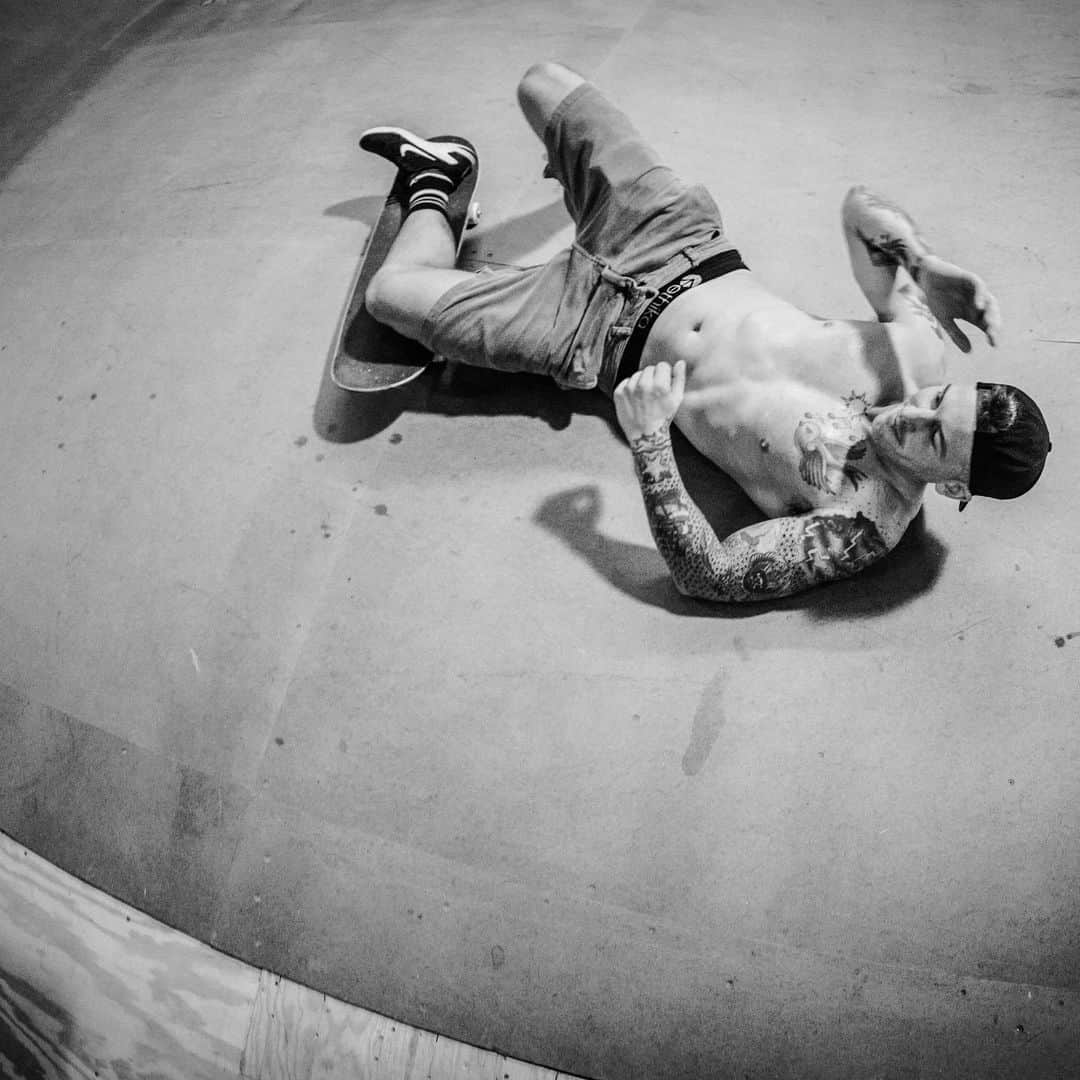 のインスタグラム：「I guess I will just fall and lay right here 🛏 🛹 #musiciansofinstagram #skate #skateboard #miniramp #letsmakeadifference #fitnessmotivation #tattoos #noshirt #maryland」