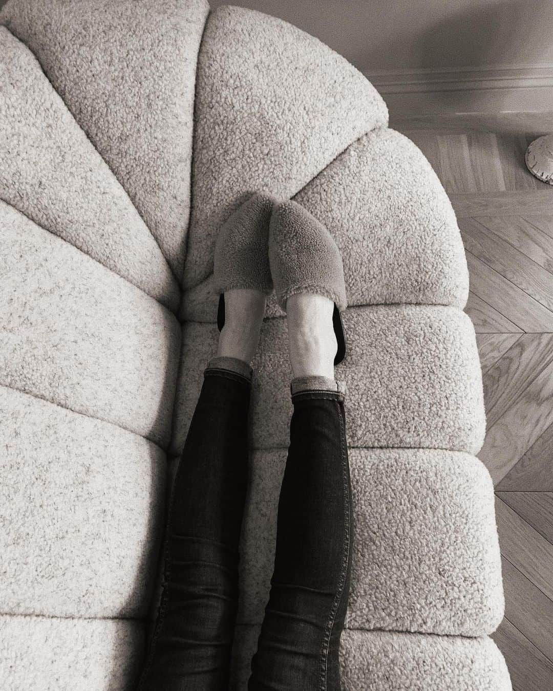 コートニー・ハルヴァーソンさんのインスタグラム写真 - (コートニー・ハルヴァーソンInstagram)「The fuzzy soft couch I didn’t know I wanted but now absolutely need. Thanks for the staycation @palisociety! #palihotelwestwoodvillage」5月15日 5時38分 - prettylittlefawn