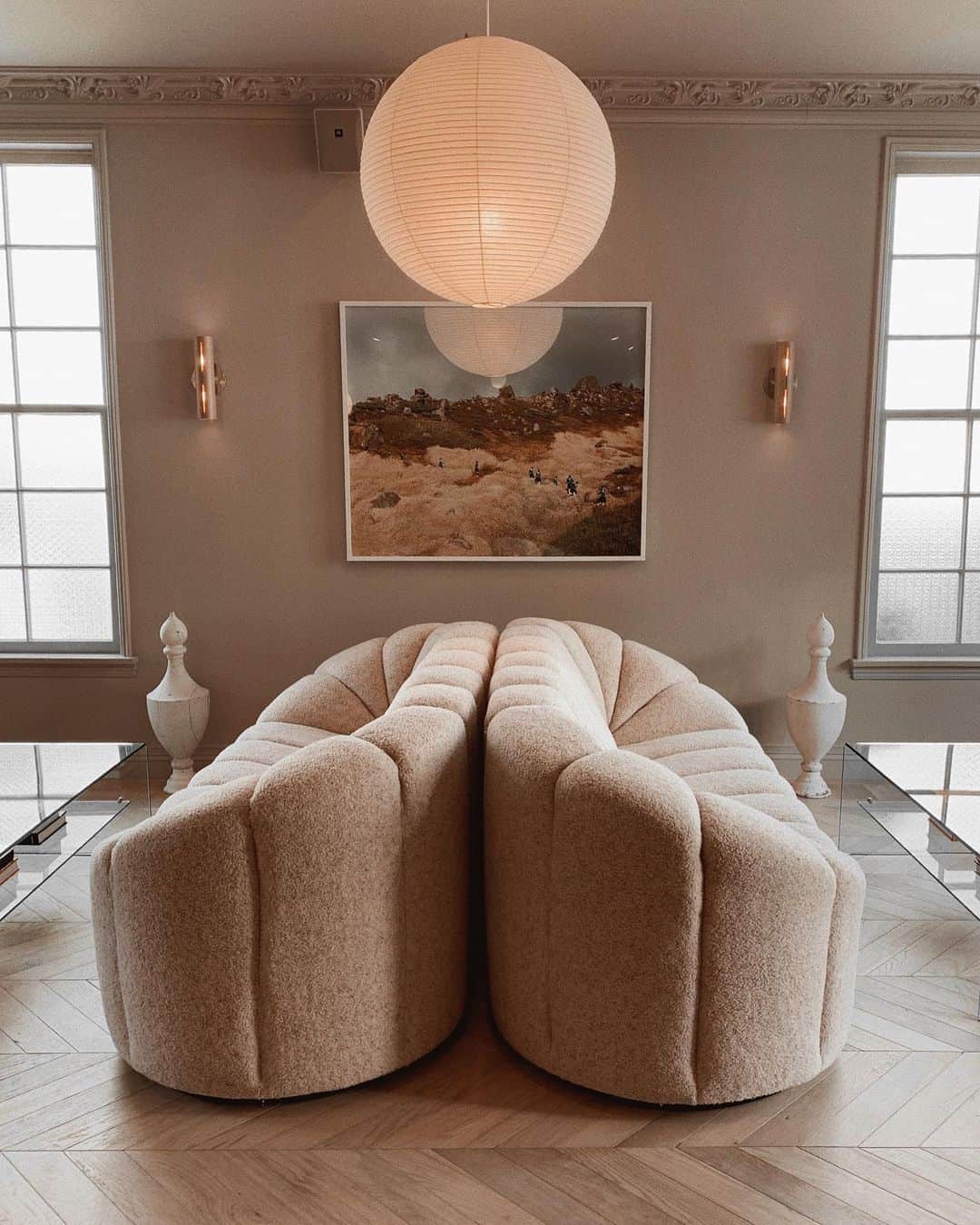 コートニー・ハルヴァーソンさんのインスタグラム写真 - (コートニー・ハルヴァーソンInstagram)「The fuzzy soft couch I didn’t know I wanted but now absolutely need. Thanks for the staycation @palisociety! #palihotelwestwoodvillage」5月15日 5時38分 - prettylittlefawn